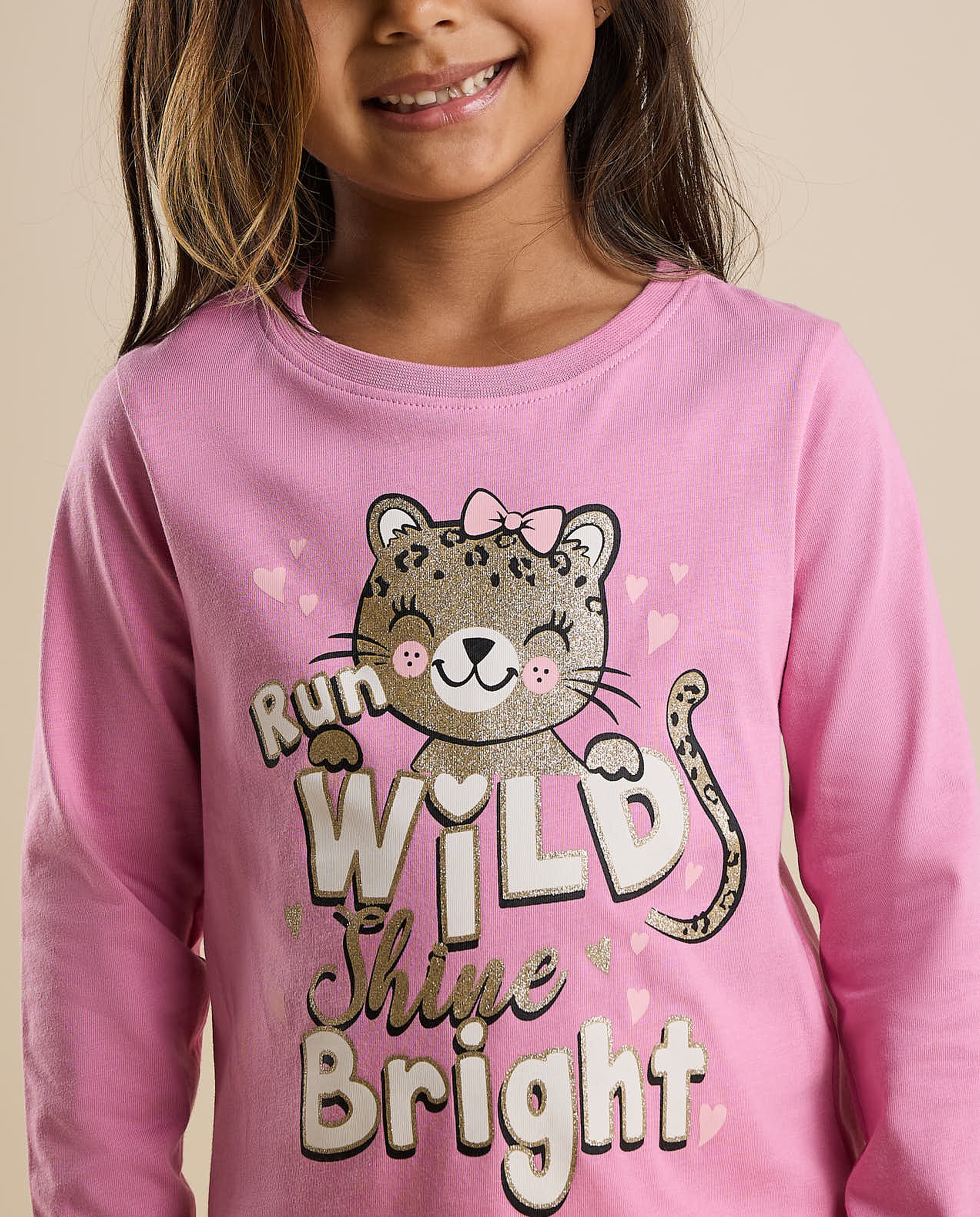 تيشيرت بطبعة برقبة دائرية وأكمام طويلة