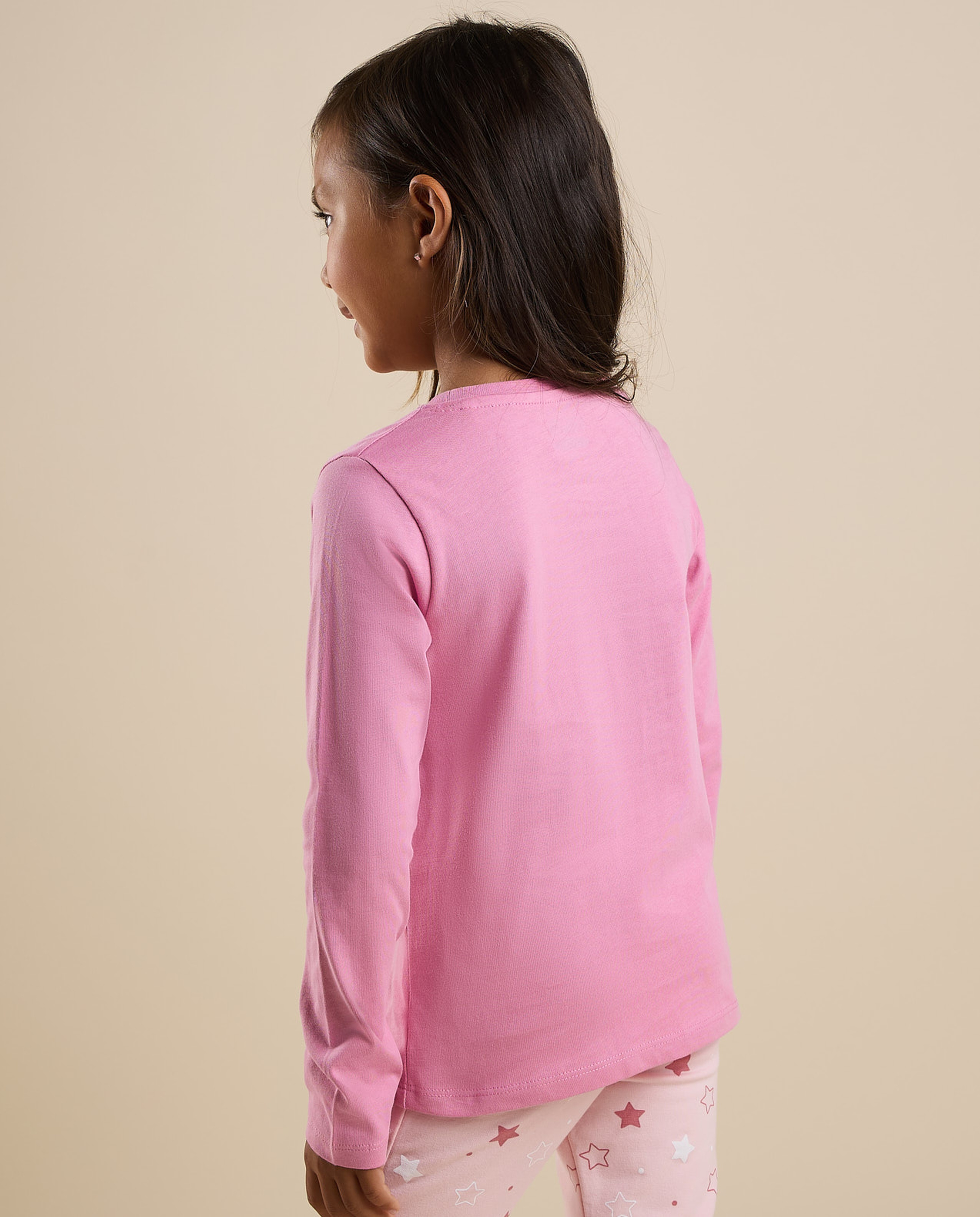 تيشيرت بطبعة برقبة دائرية وأكمام طويلة