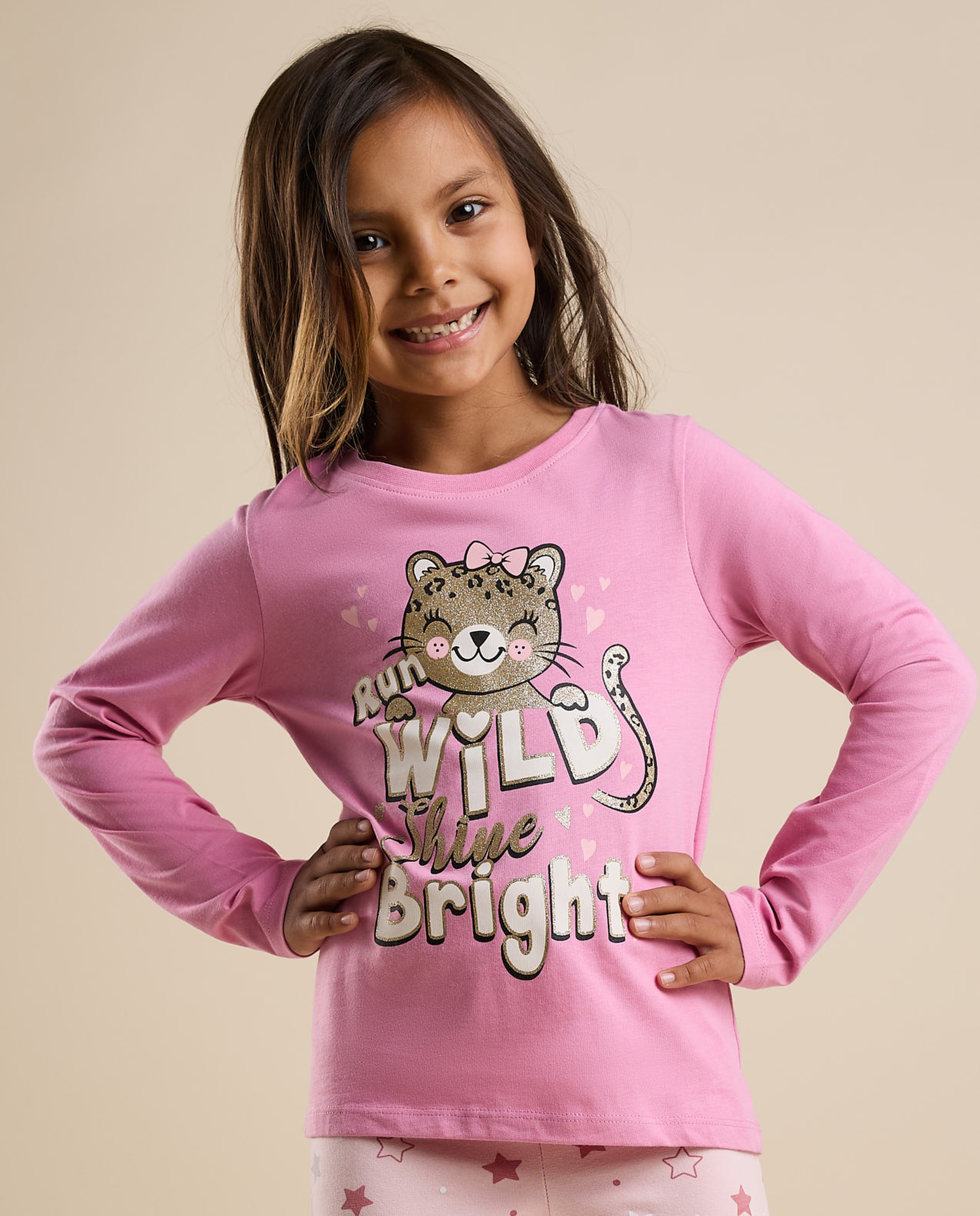 تيشيرت بطبعة برقبة دائرية وأكمام طويلة