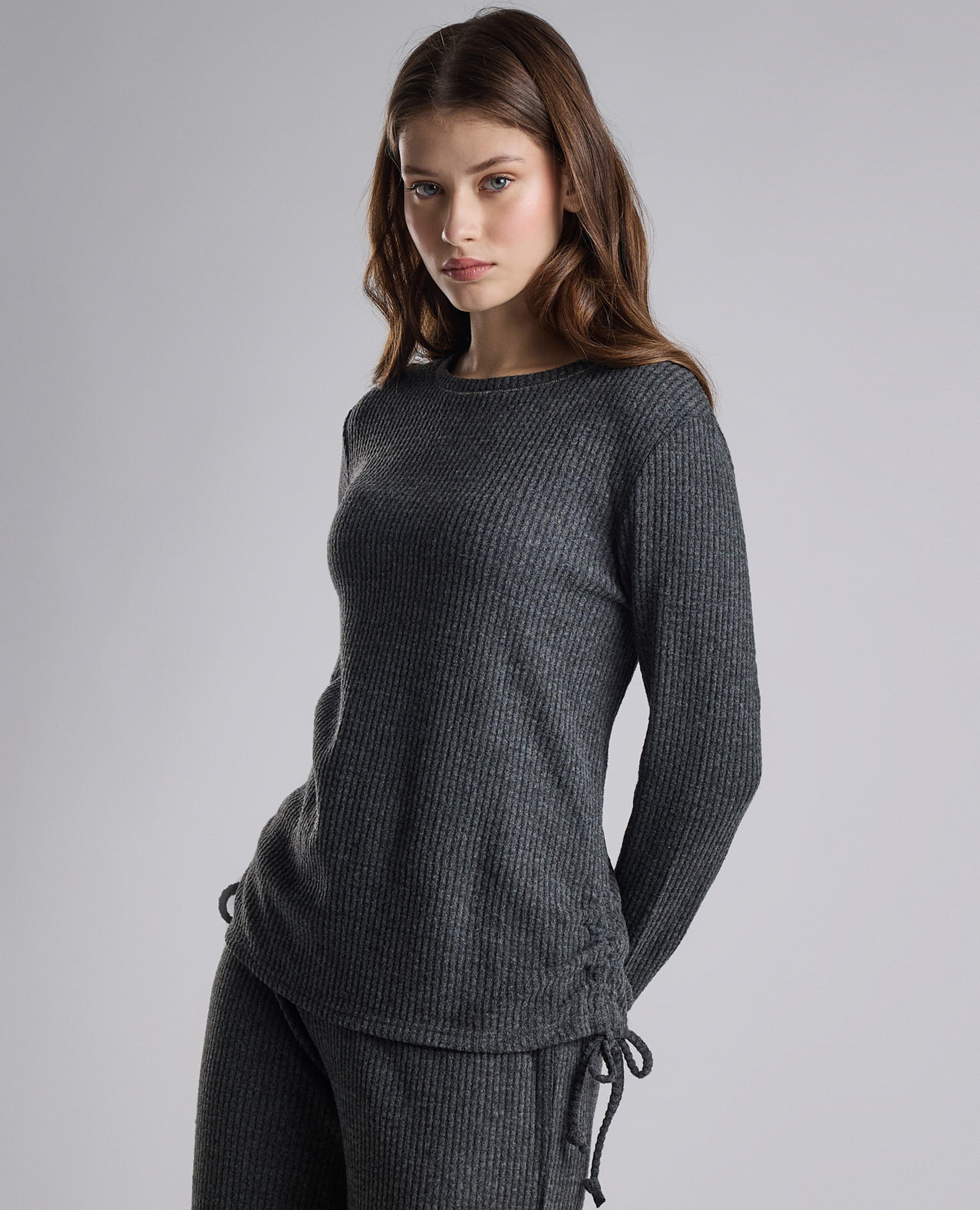 توب منزلي مرن بياقة مستديرة وأكمام طويلة