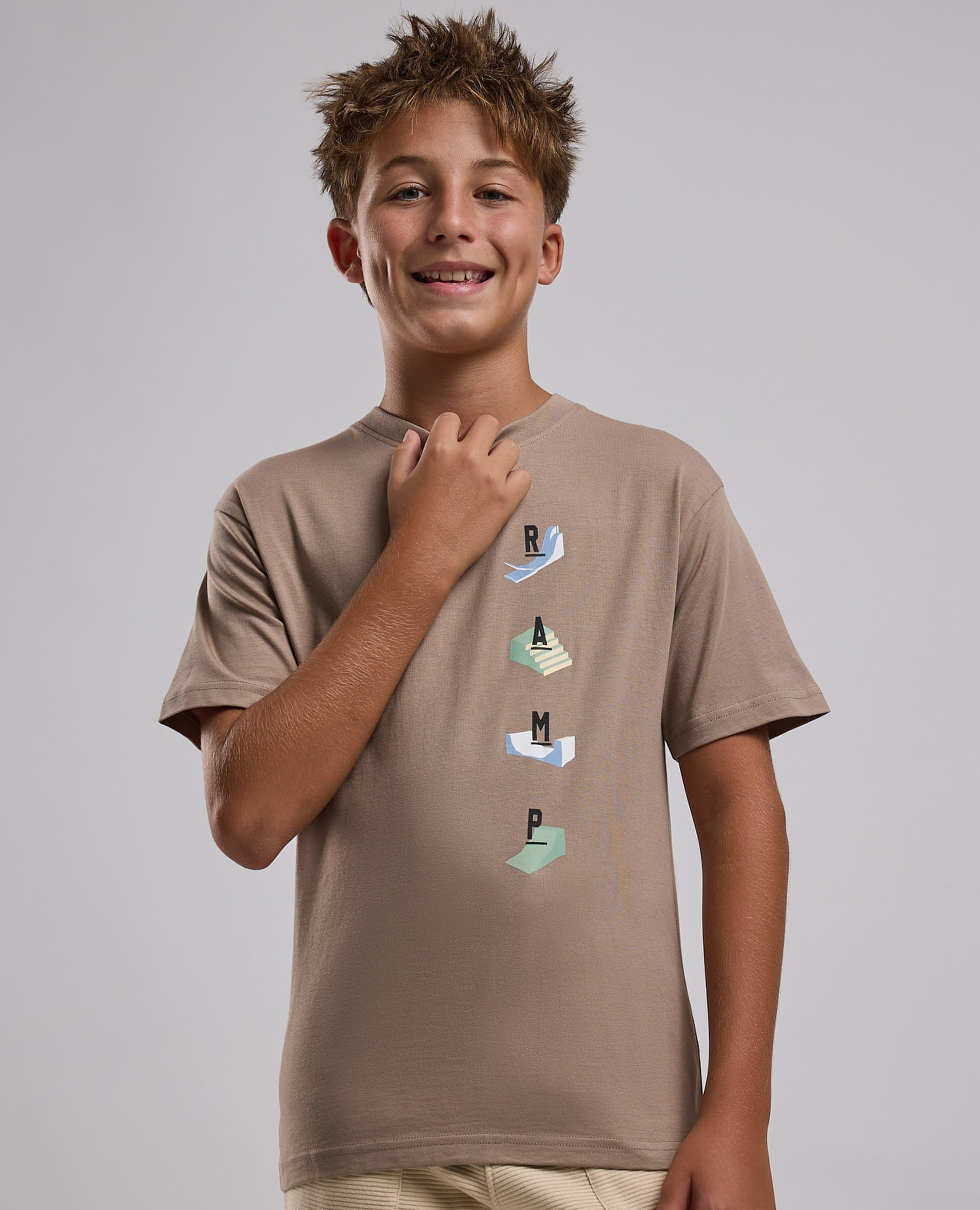 تيشيرت بطبعة برقبة دائرية وأكمام قصيرة