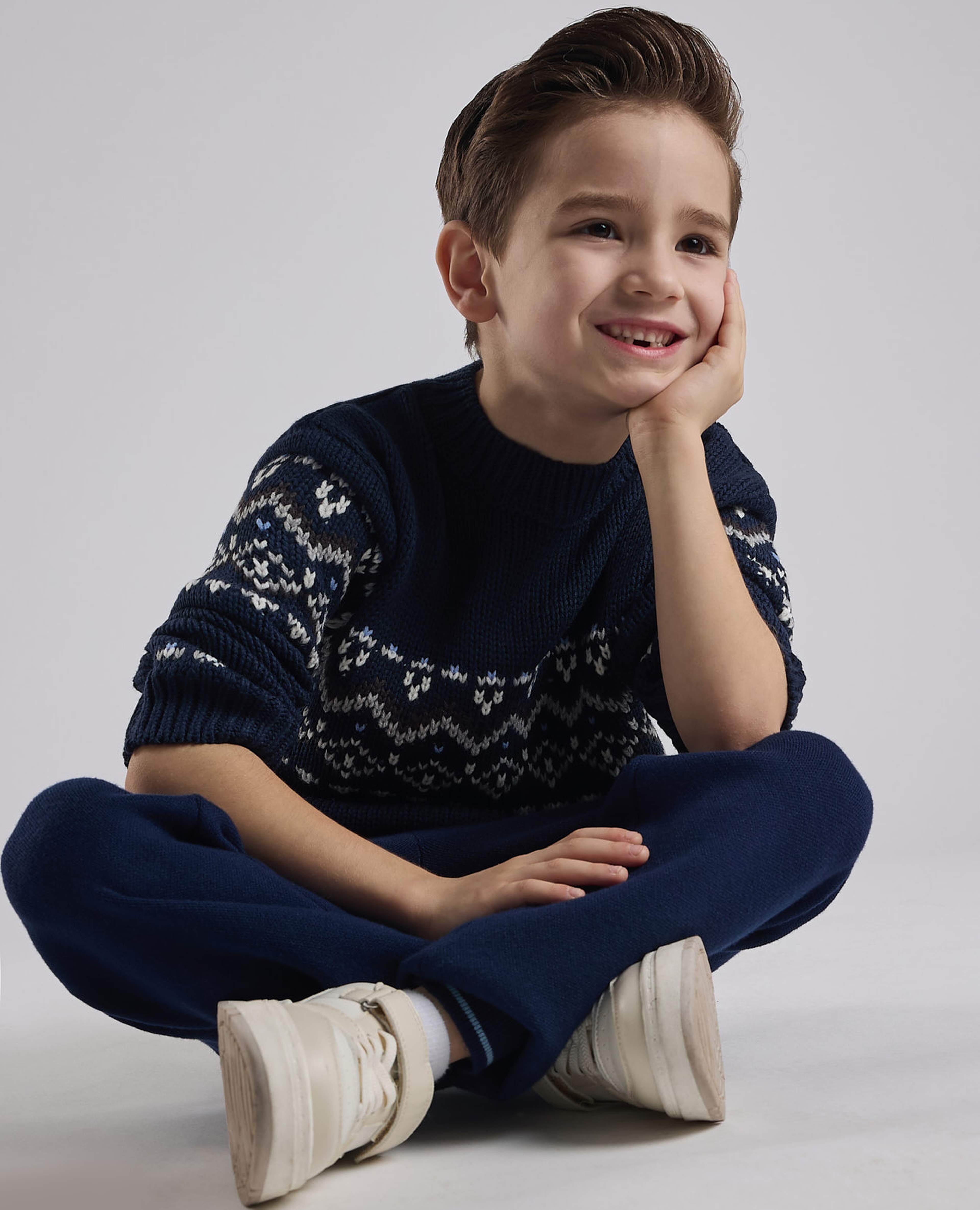 سويتر بنقشة برقبة دائرية وأكمام طويلة