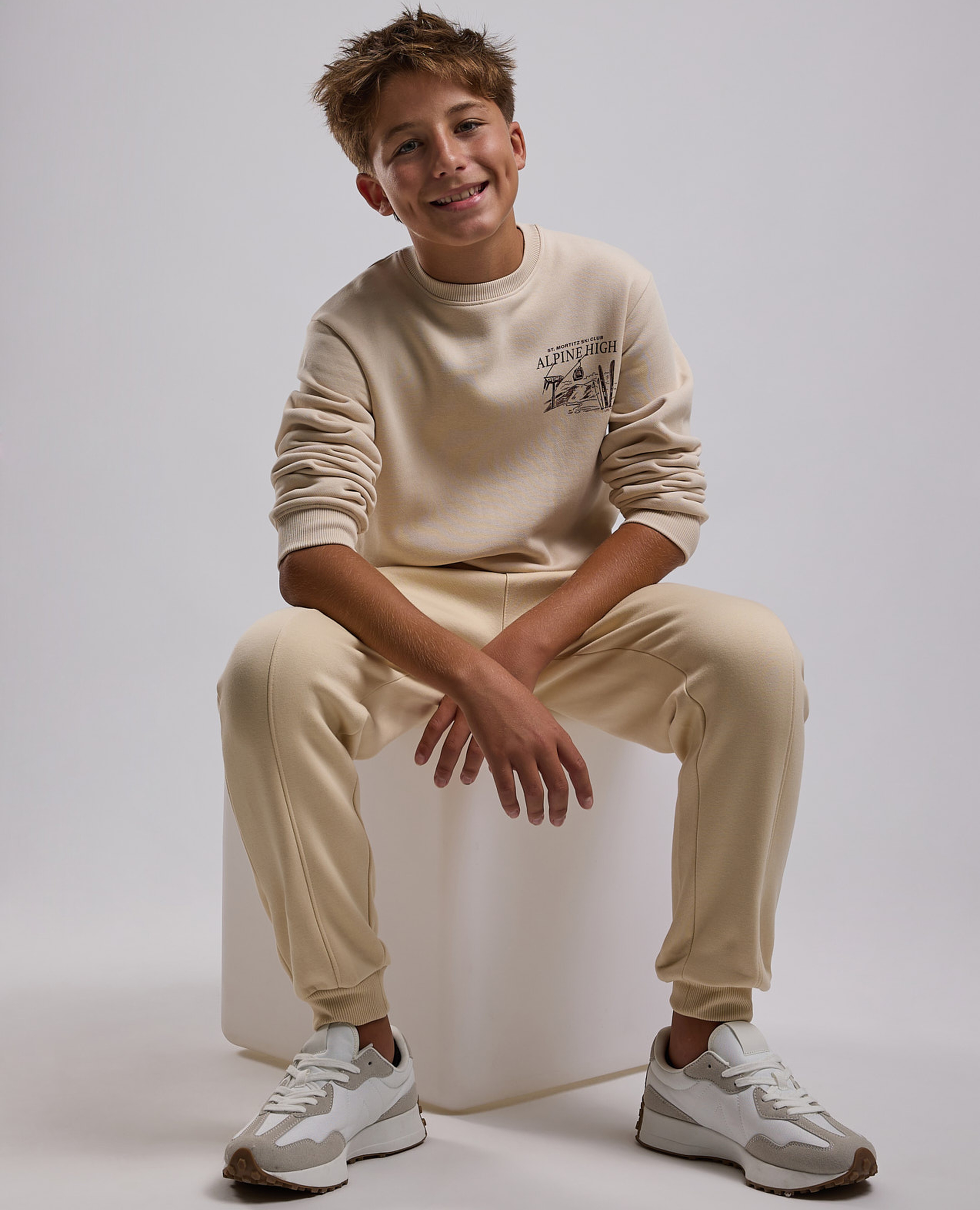 سويتشيرت بطبعة برقبة دائرية وأكمام طويلة