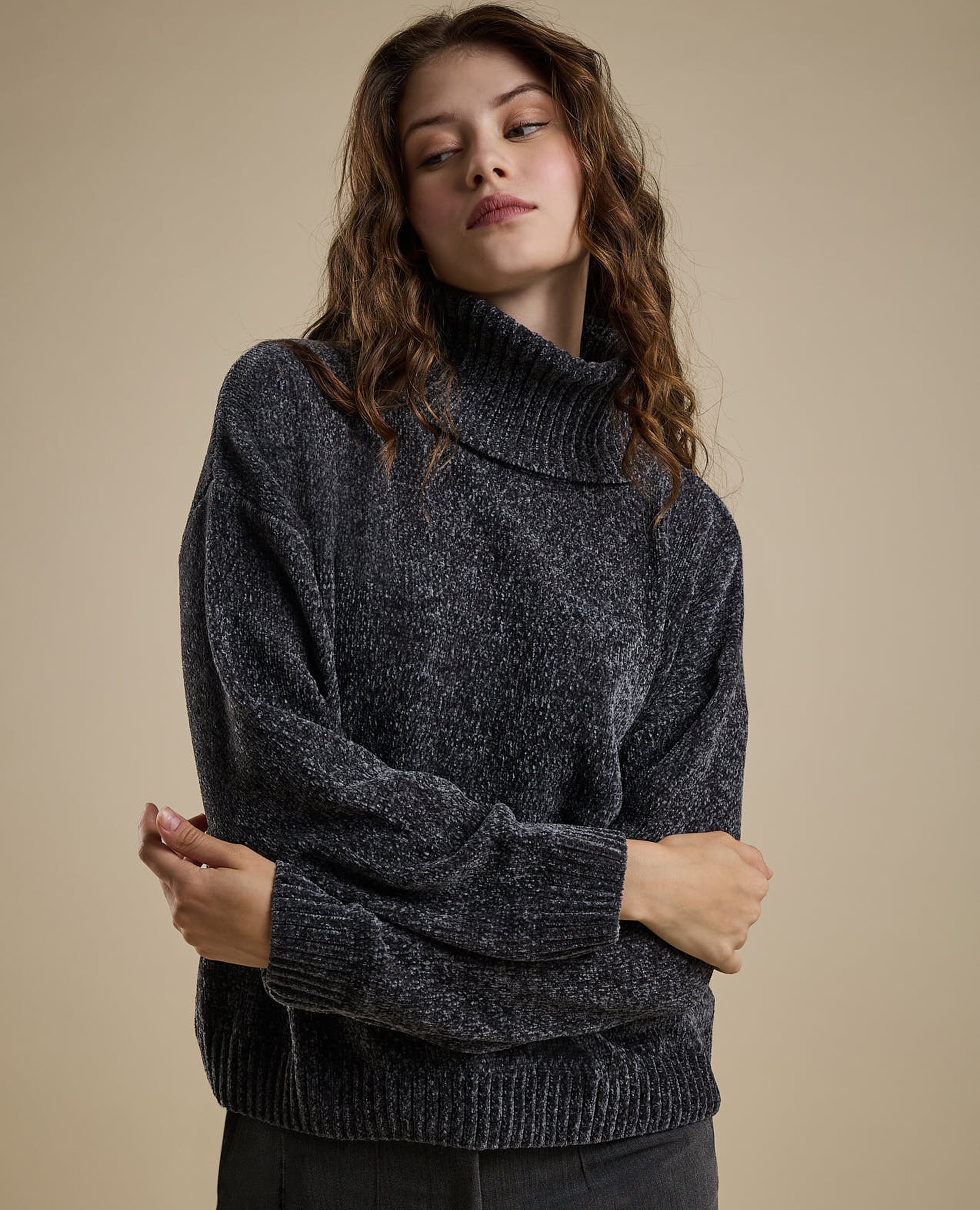 سويتر بياقة عالية وأكمام طويلة