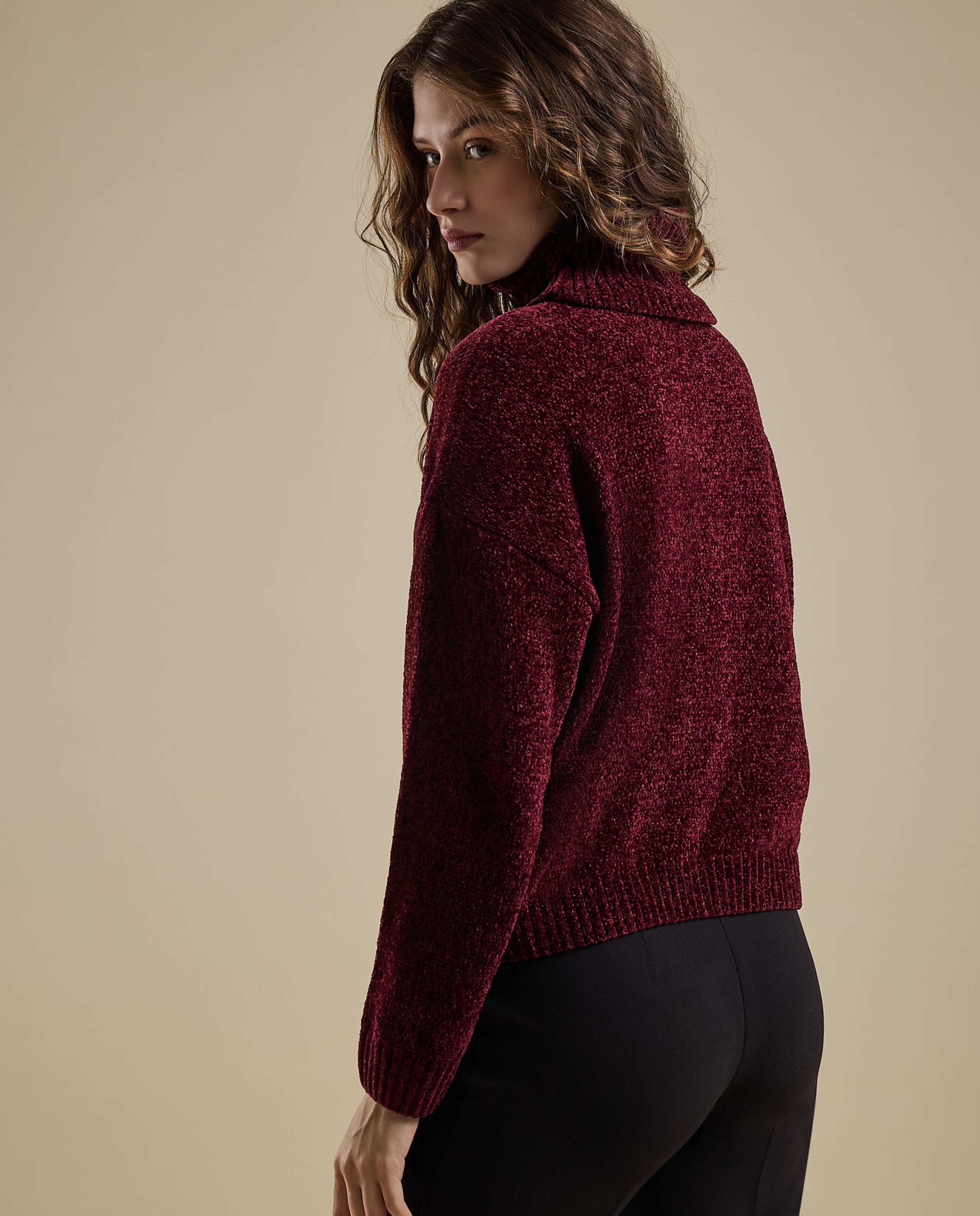 سويتر بياقة عالية وأكمام طويلة