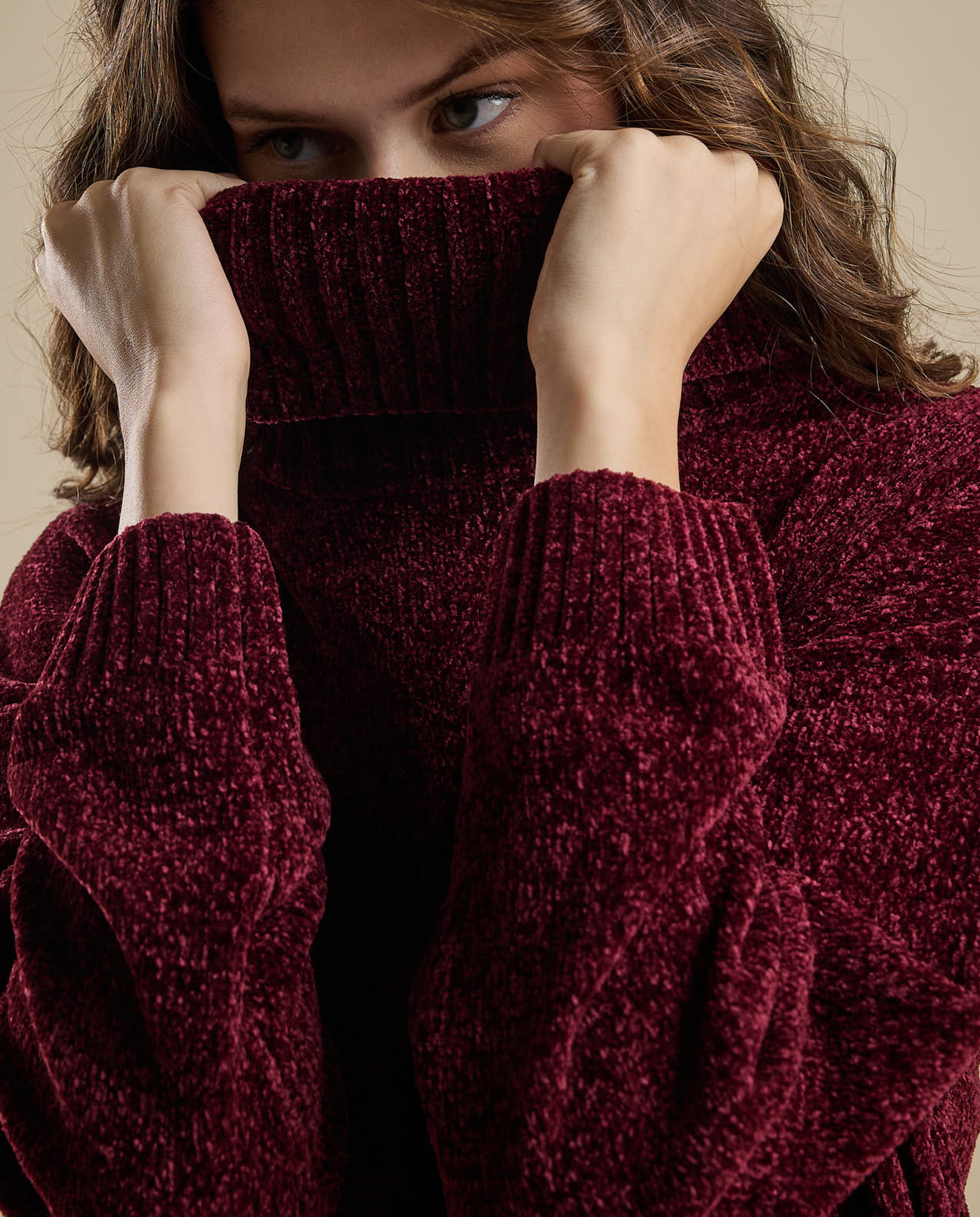 سويتر بياقة عالية وأكمام طويلة