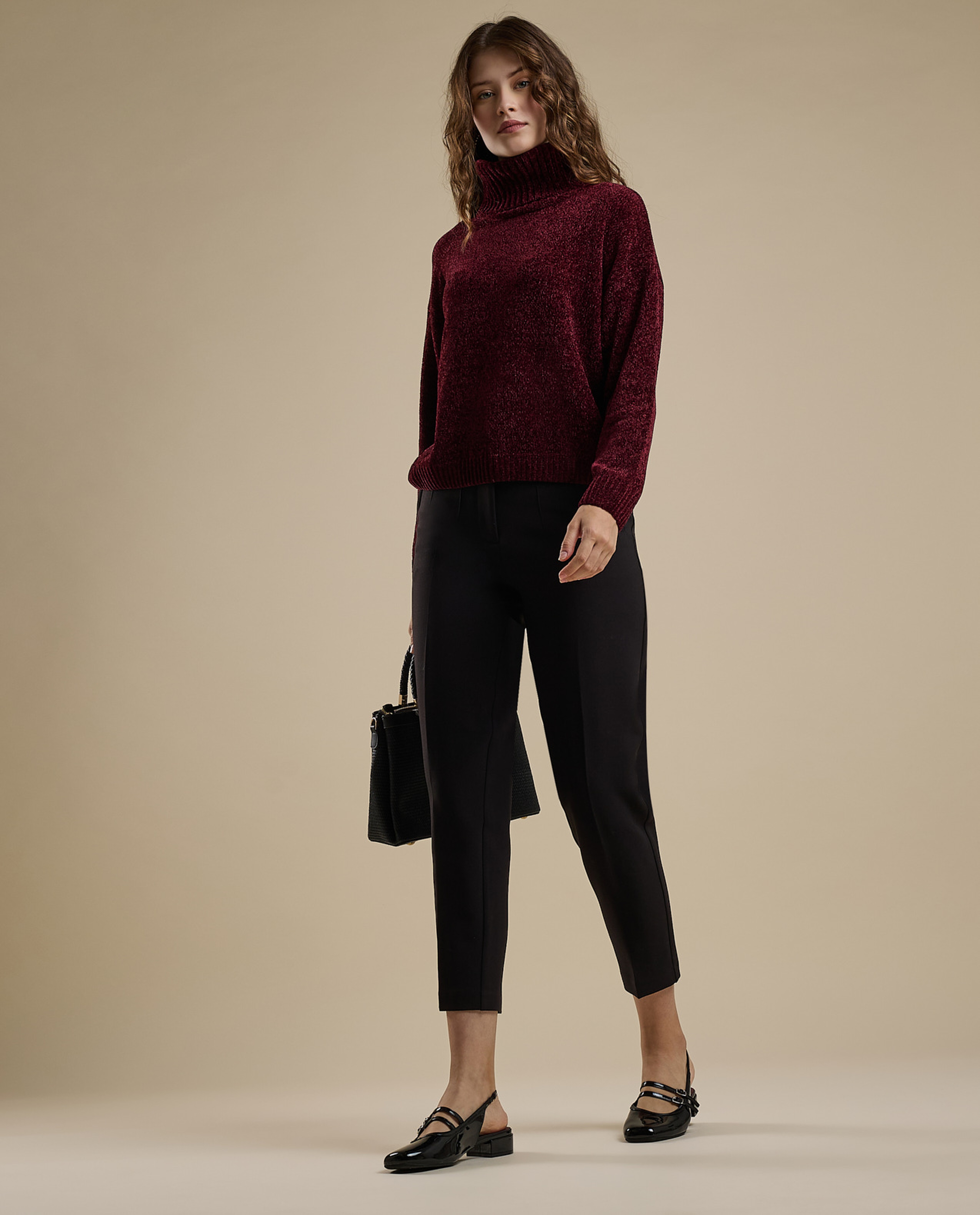 سويتر بياقة عالية وأكمام طويلة