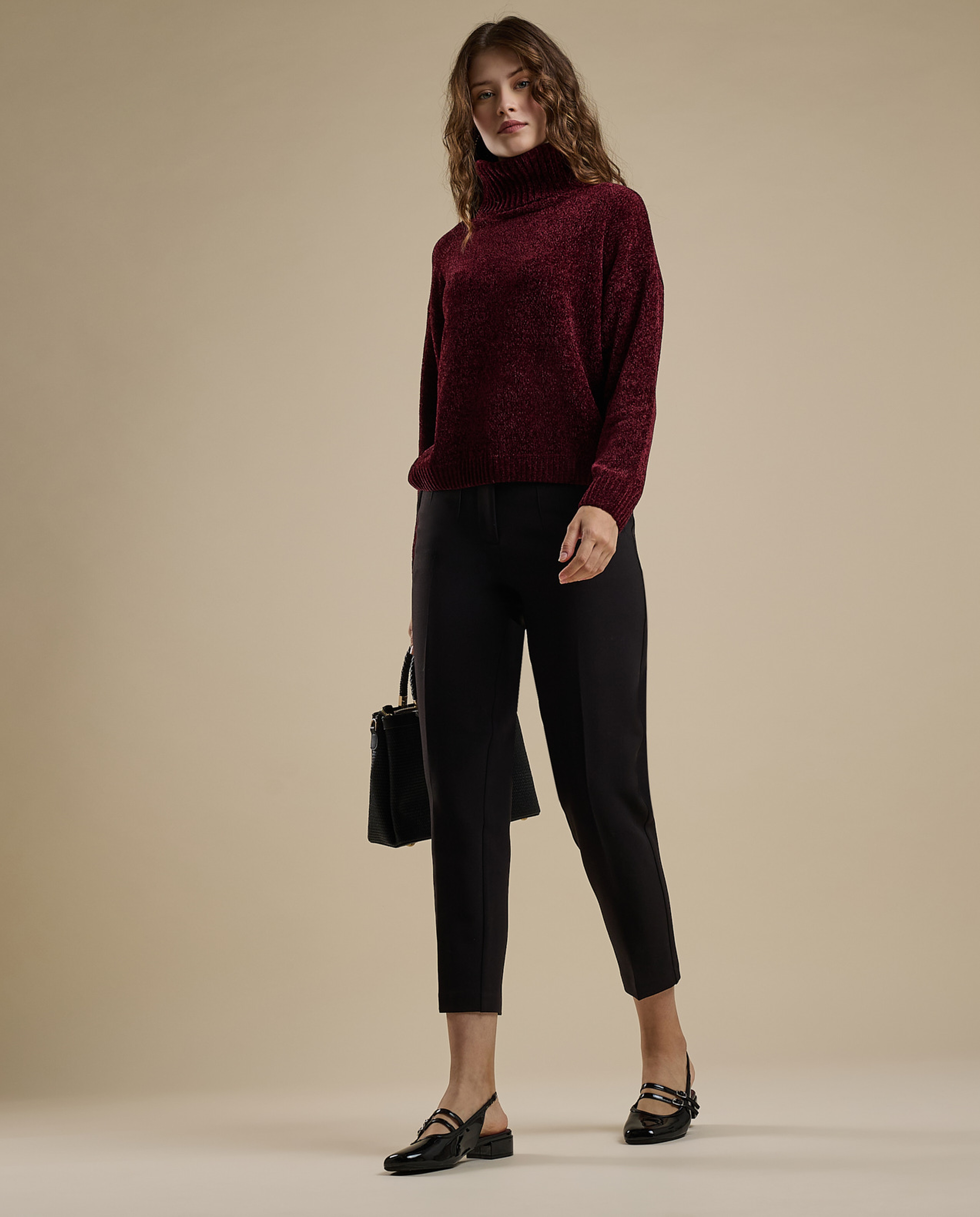 سويتر بياقة عالية وأكمام طويلة