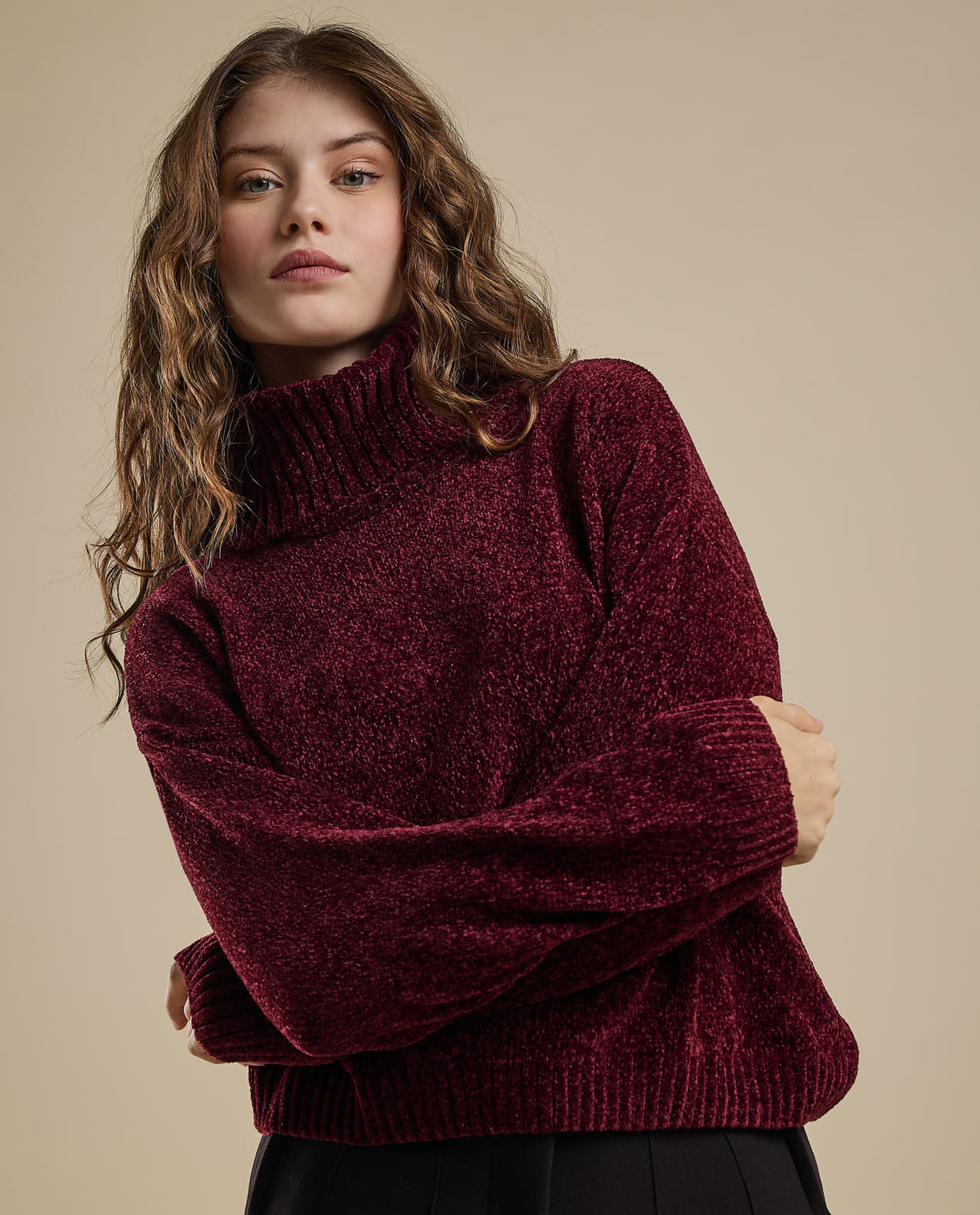 سويتر بياقة عالية وأكمام طويلة