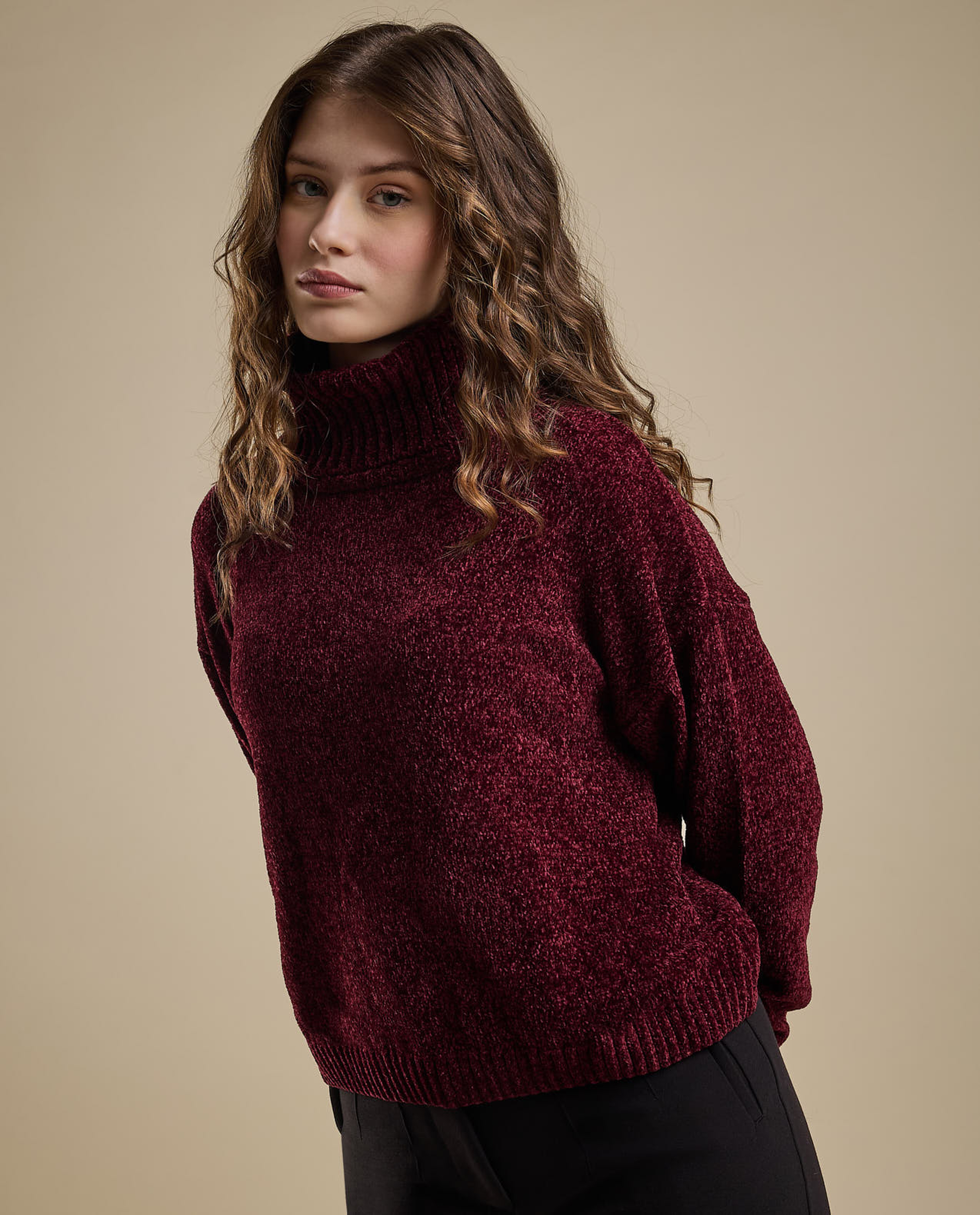 سويتر بياقة عالية وأكمام طويلة