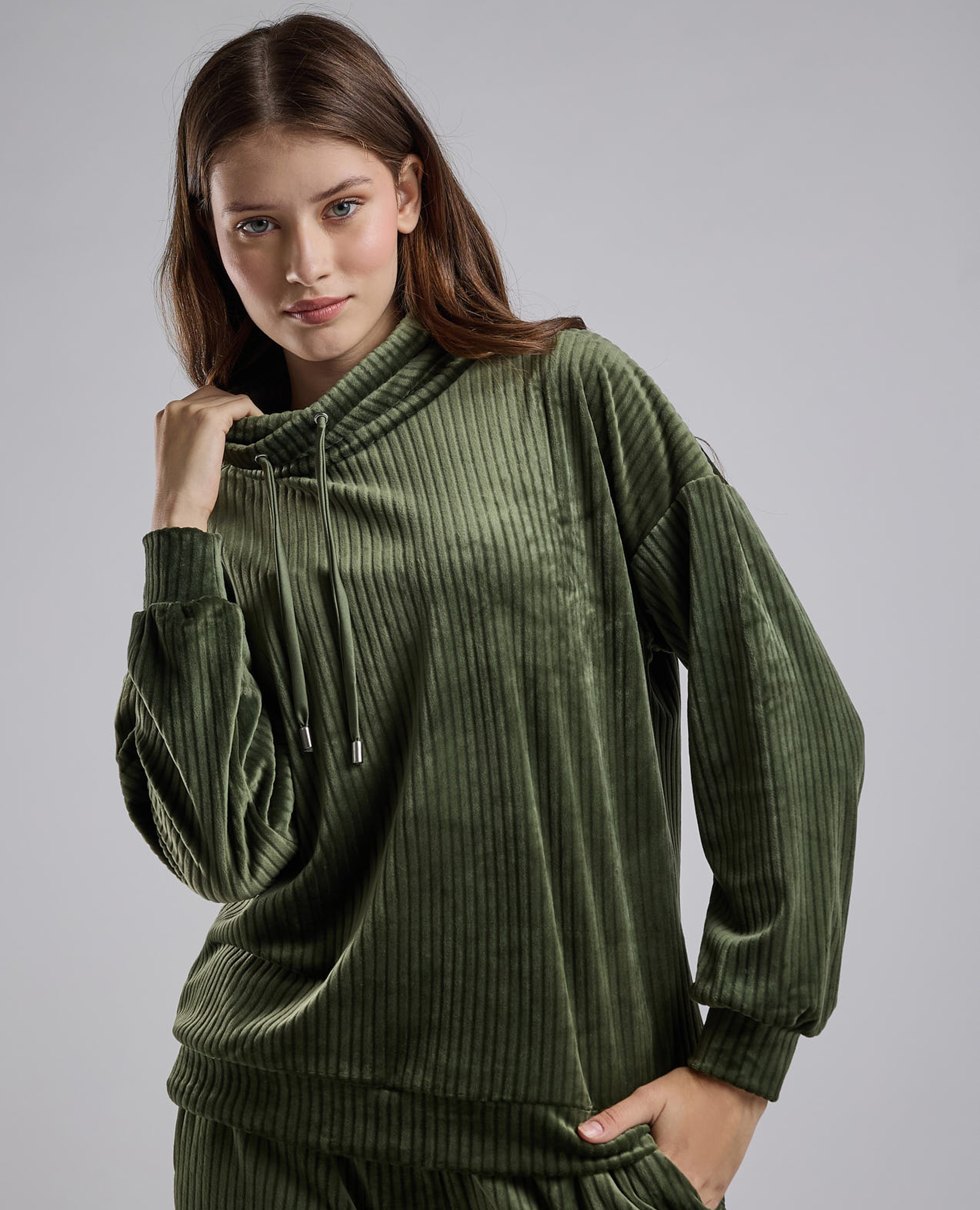 توب منزلي مرن بياقة عالية وأكمام طويلة