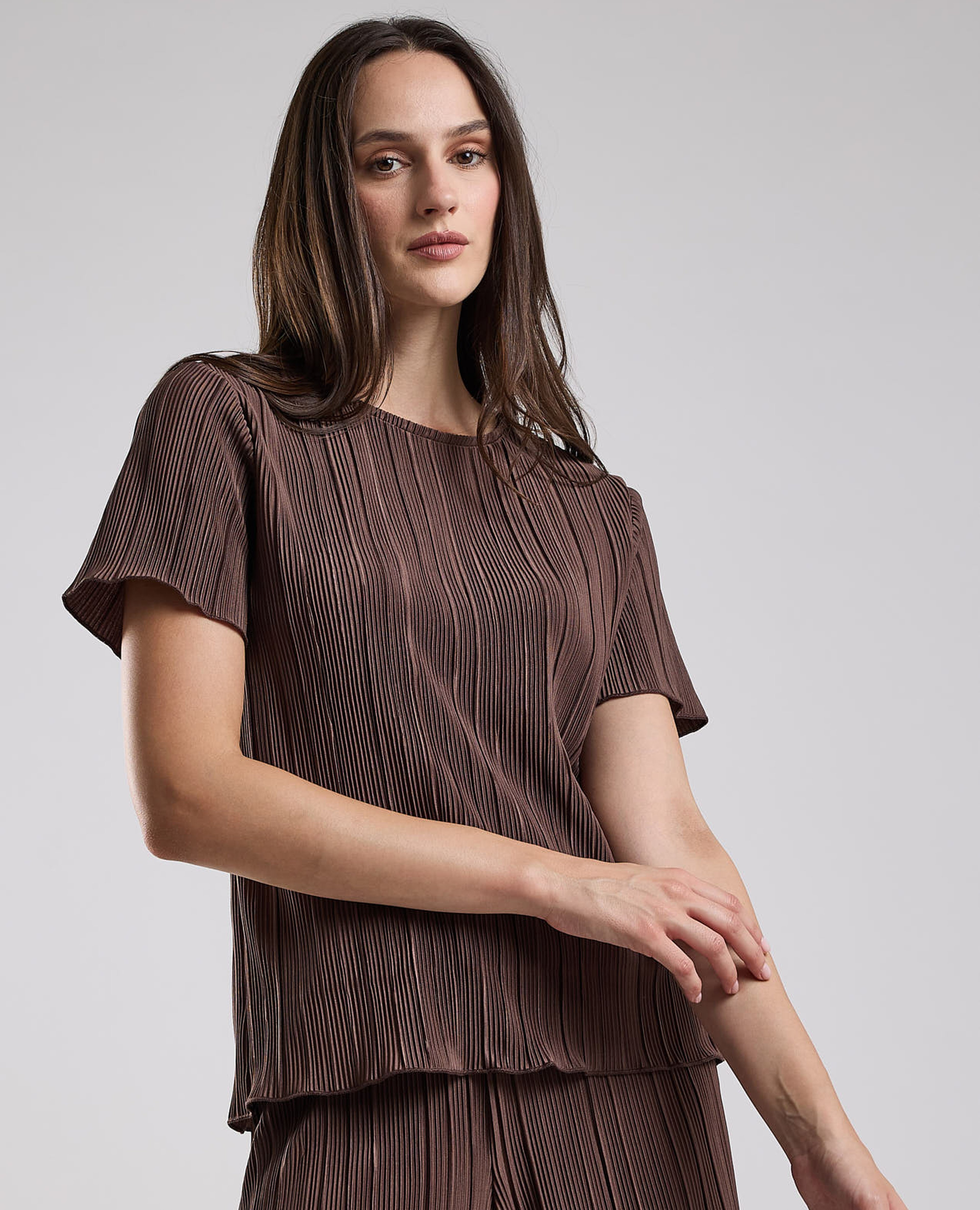 توب بياقة دائرية وأكمام قصيرة