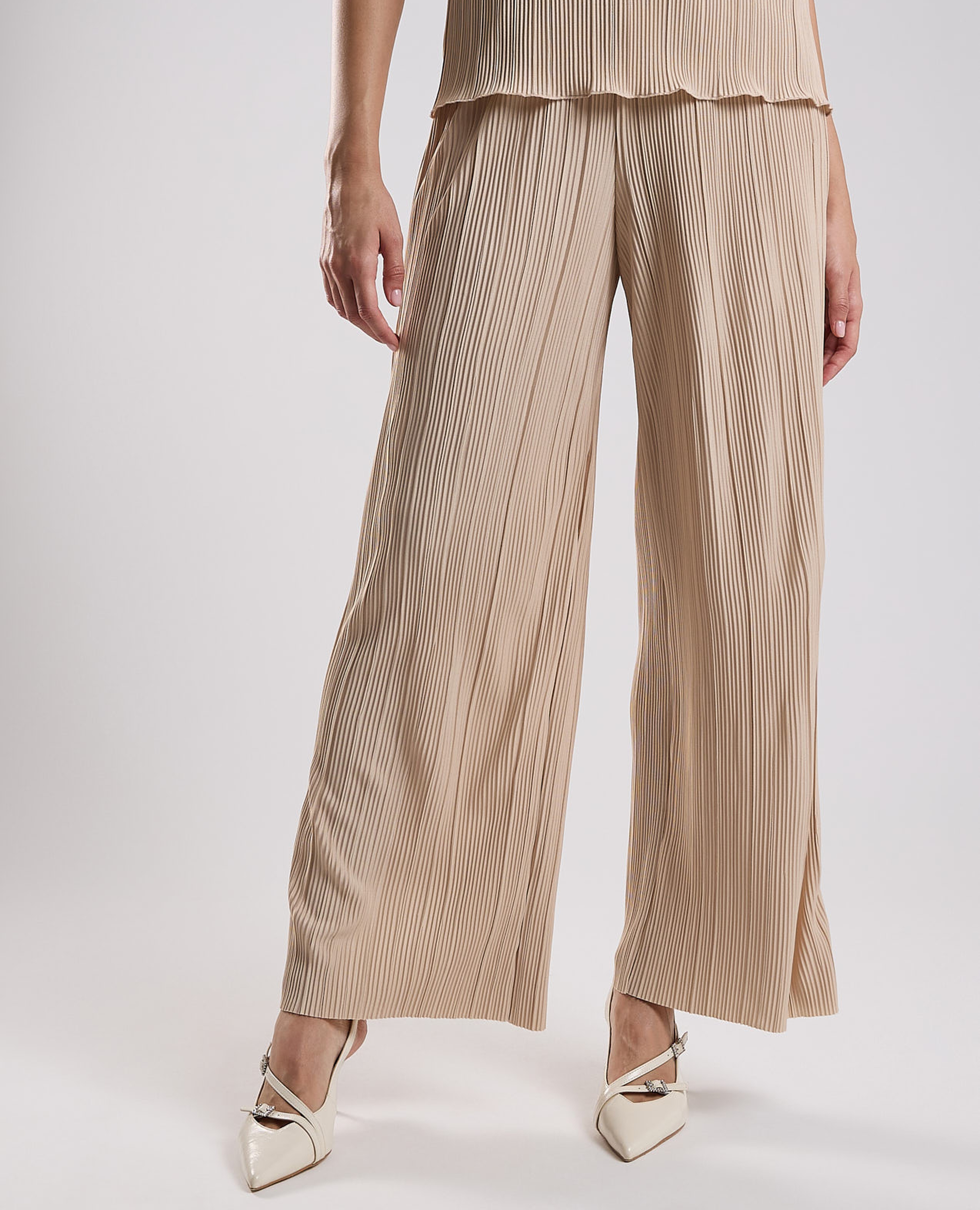 بنطال برباط على الخصر وكسرات