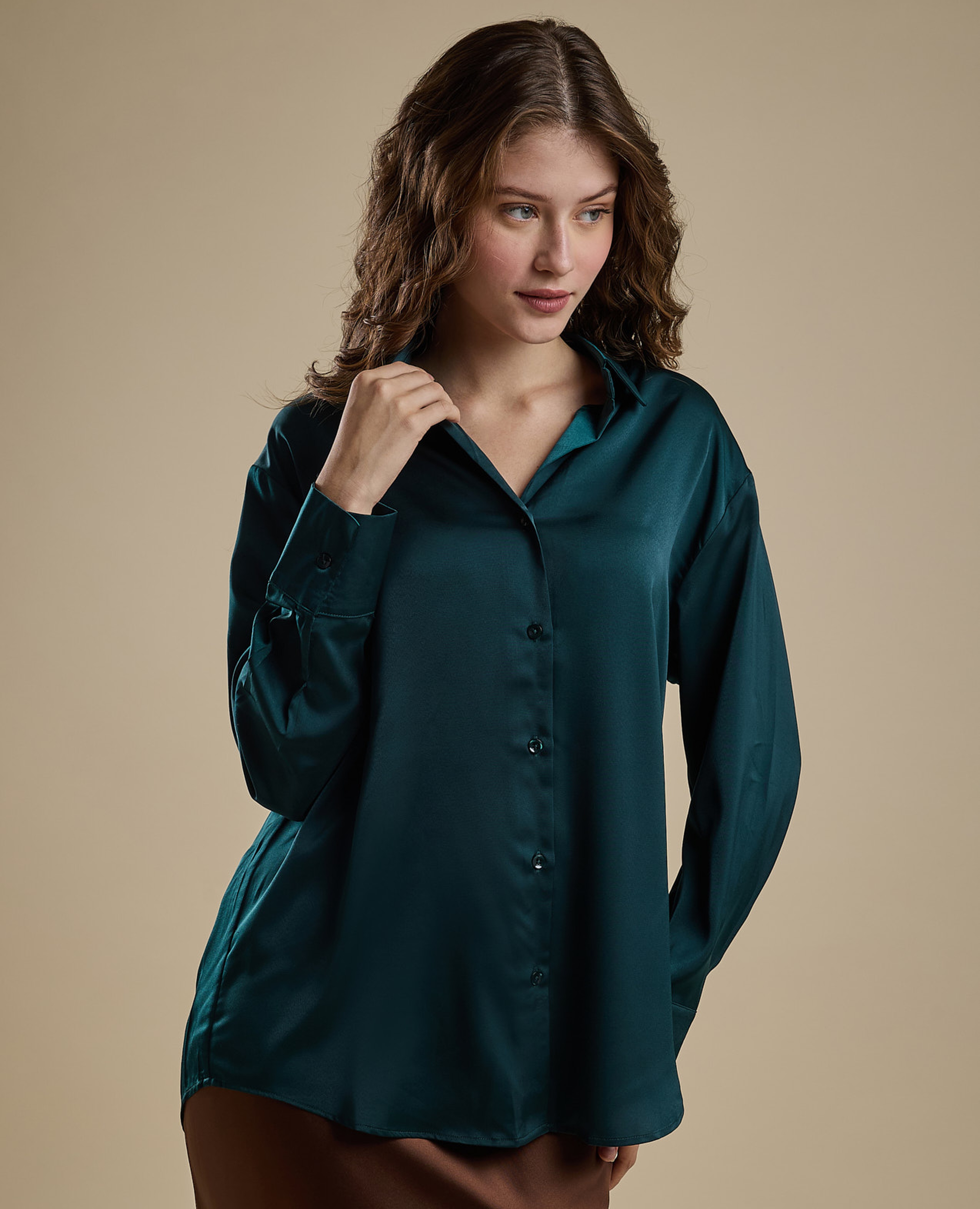 قميص سادة بياقة كلاسيكية وأكمام طويلة