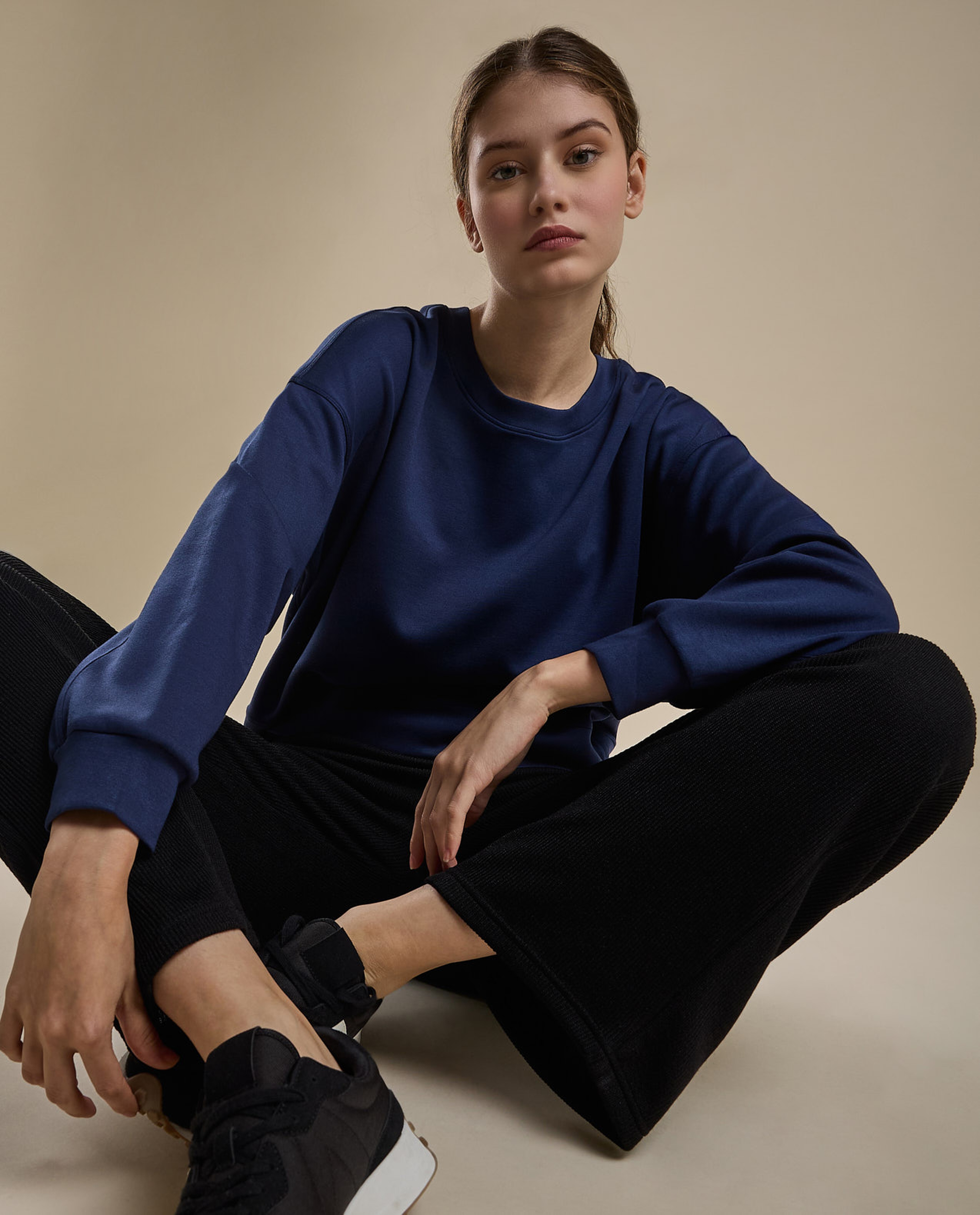 Solid Sweatshirt with Crew Neck and Long Sleeves