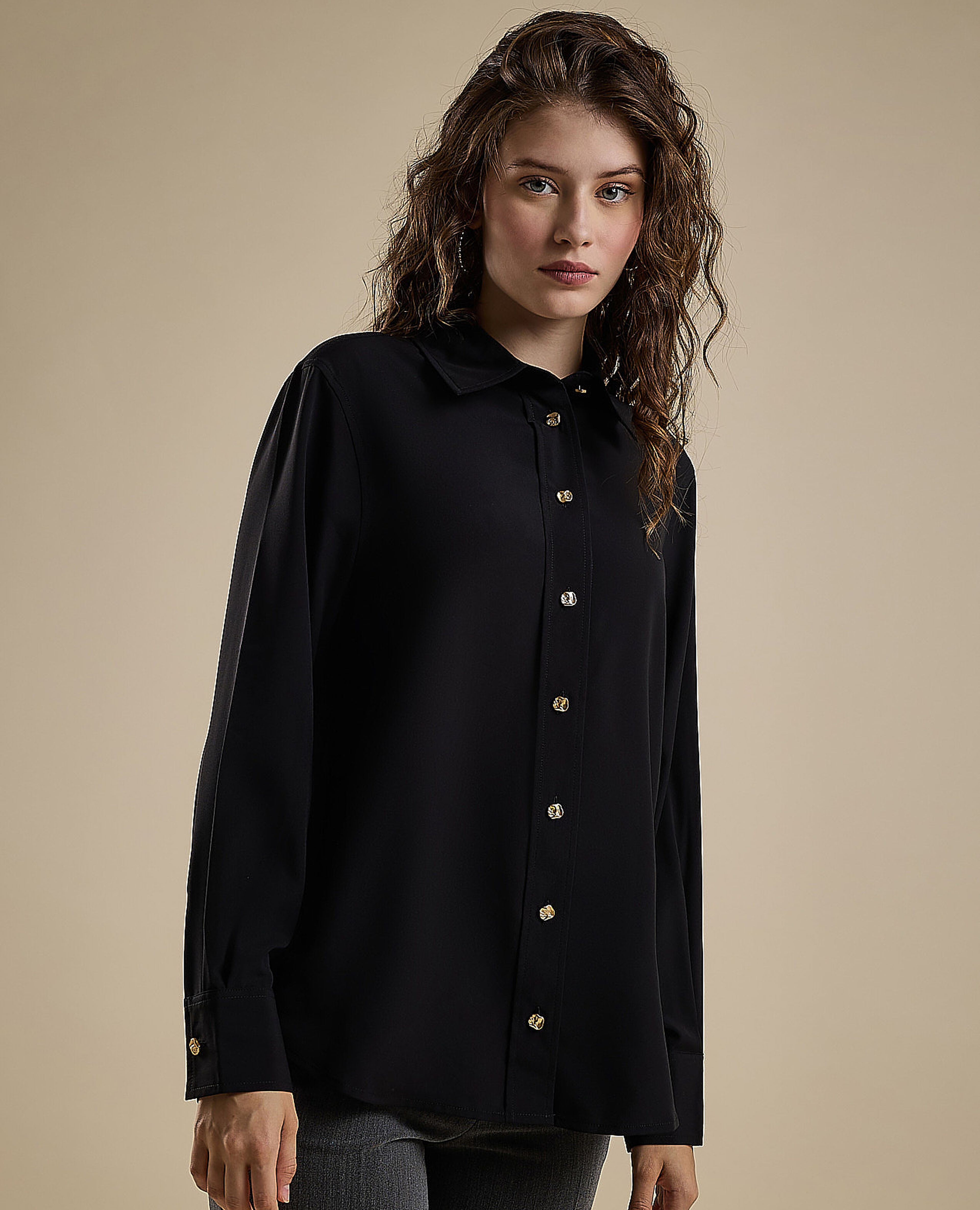 قميص سادة بياقة كلاسيكية وأكمام طويلة