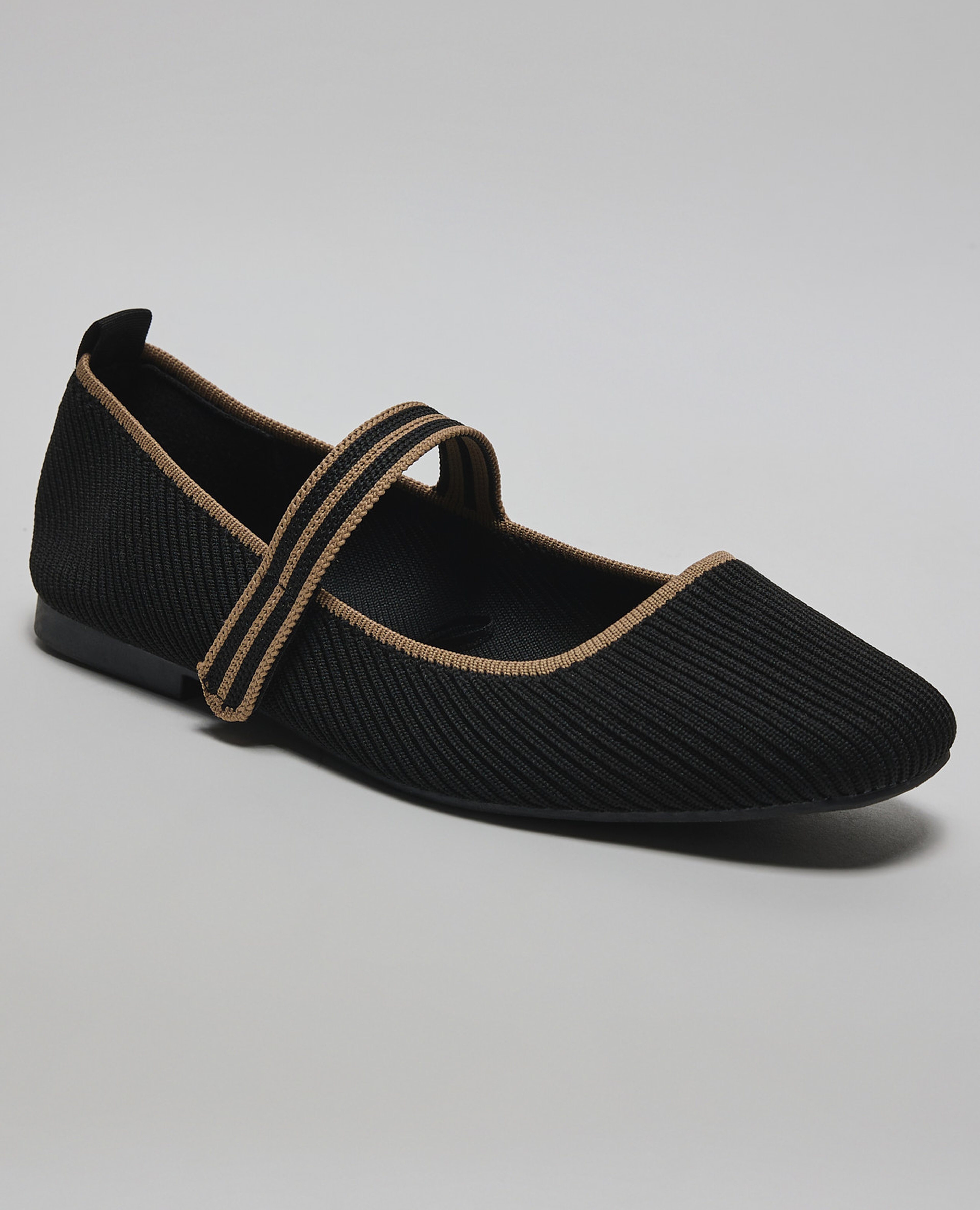 حذاء ماري جين محبوك