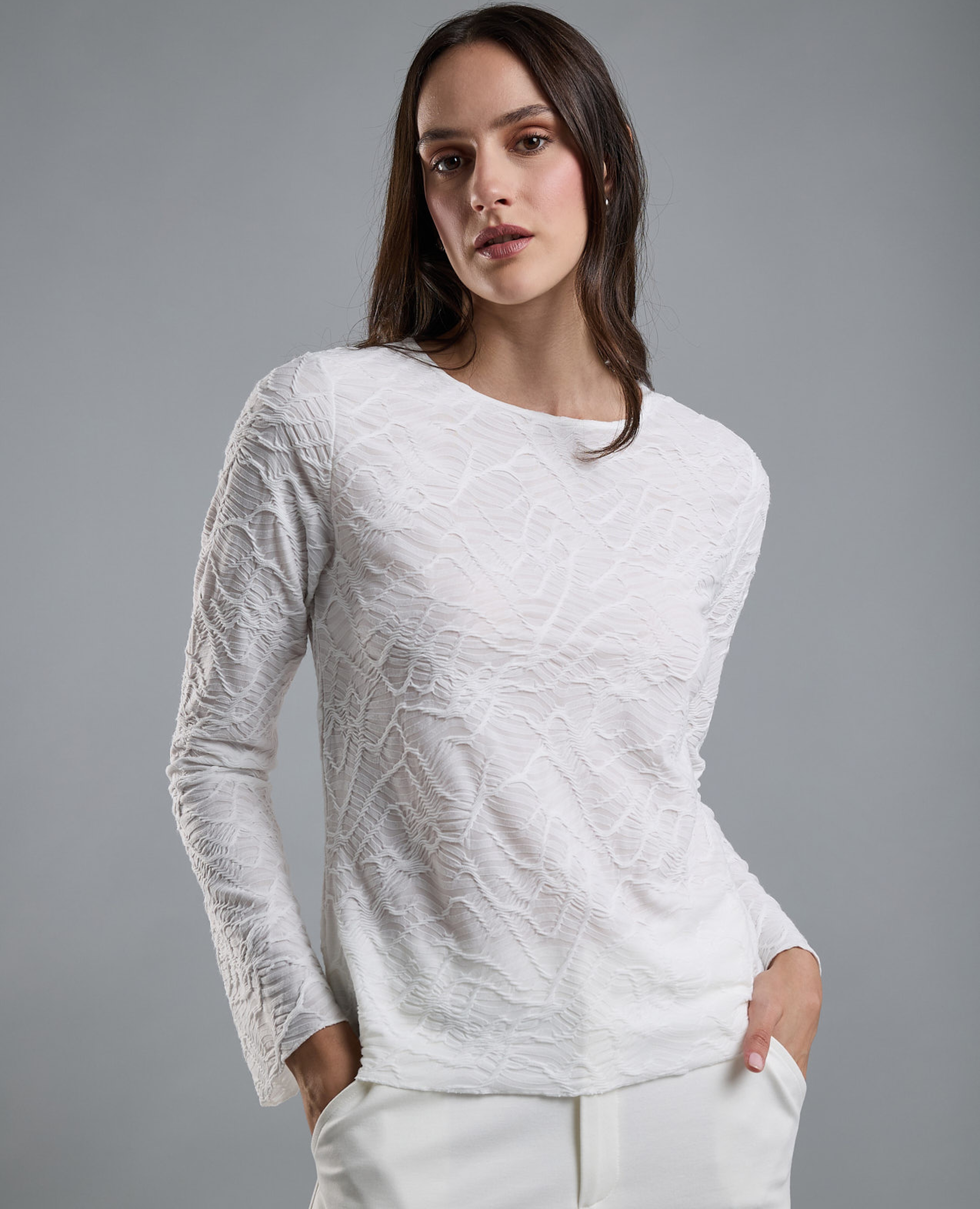 توب مزخرف بياقة مستديرة وأكمام طويلة