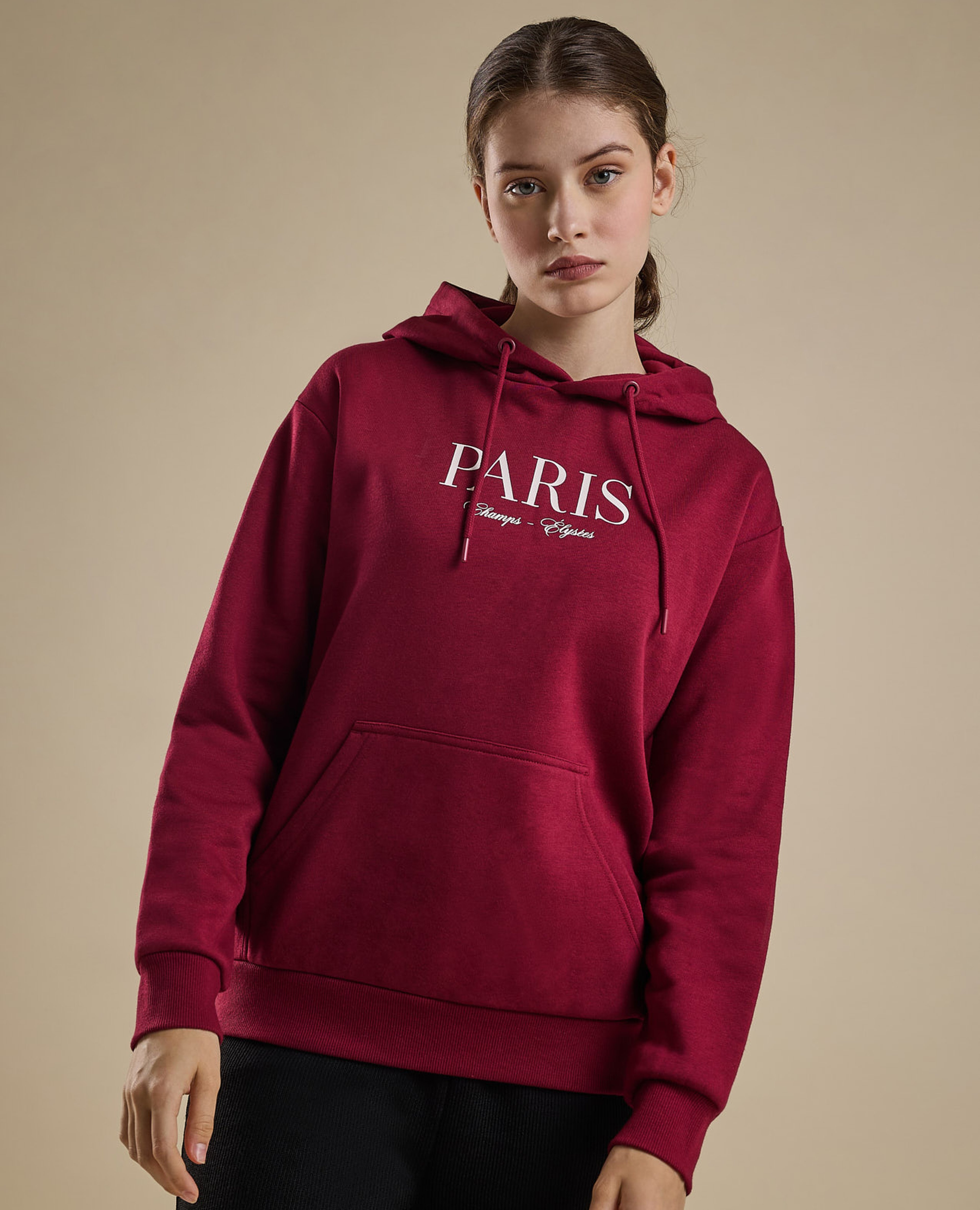 هودي بطبعة حروف وأكمام طويلة