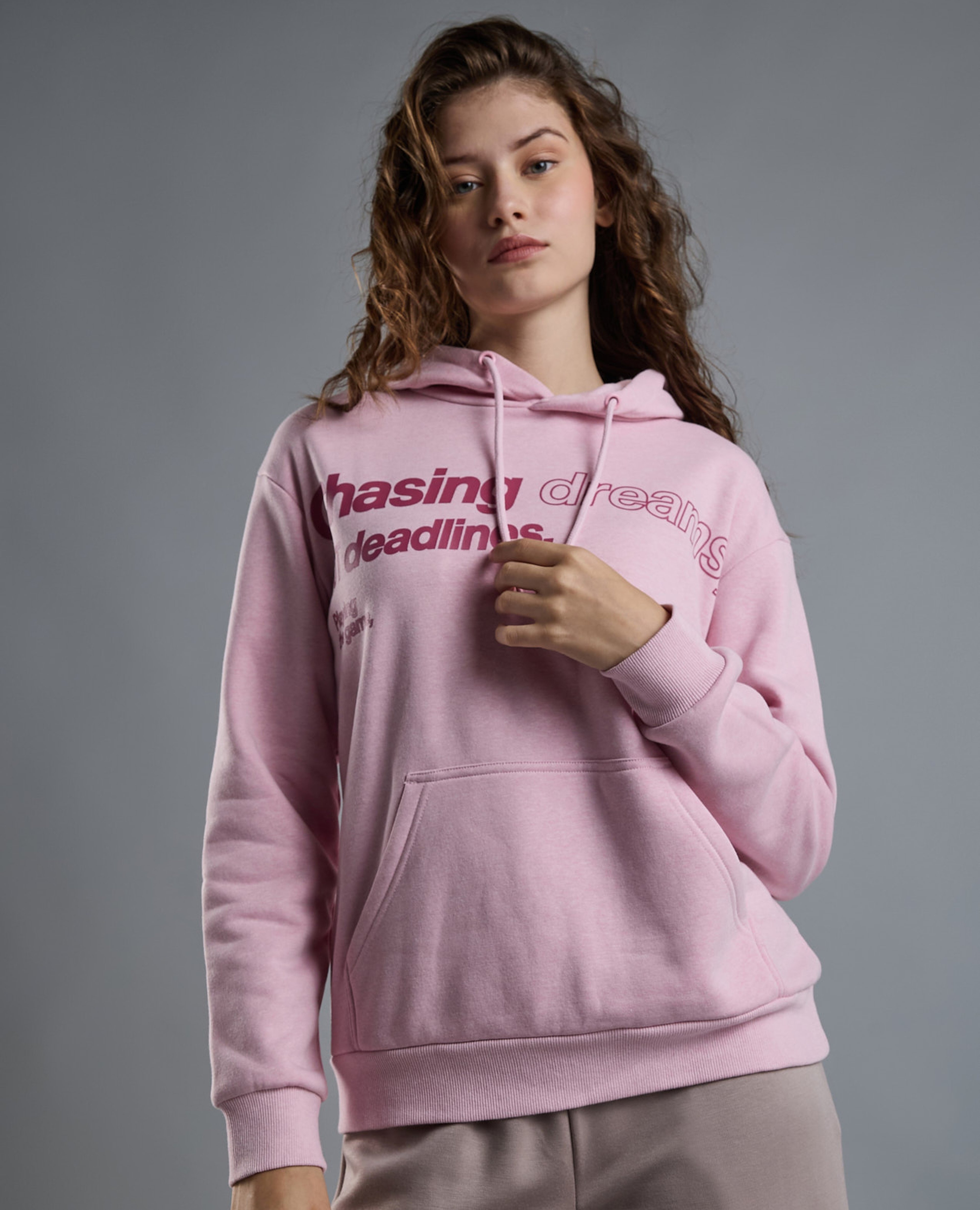 هودي بطبعة حروف وأكمام طويلة