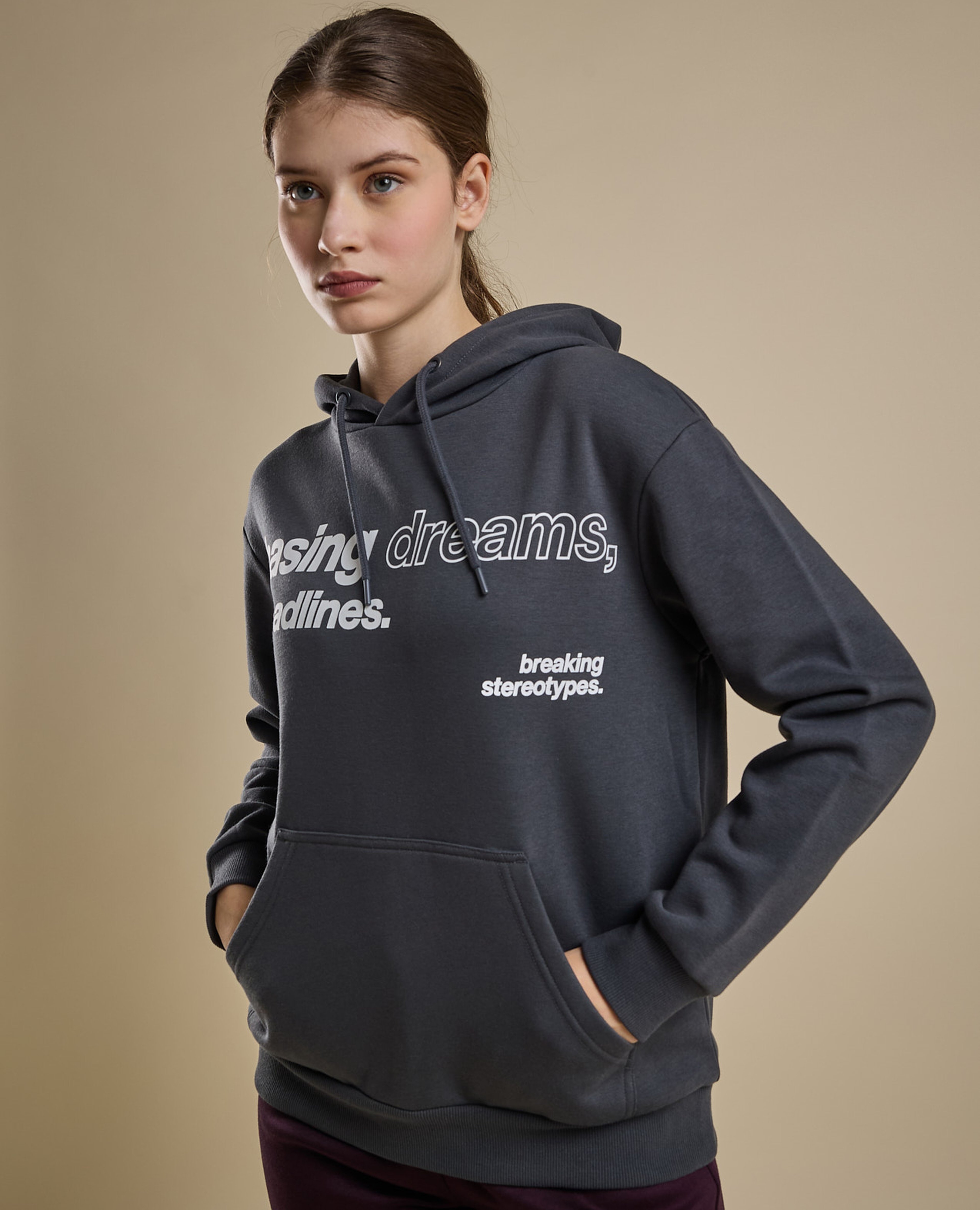 هودي بطبعة حروف وأكمام طويلة