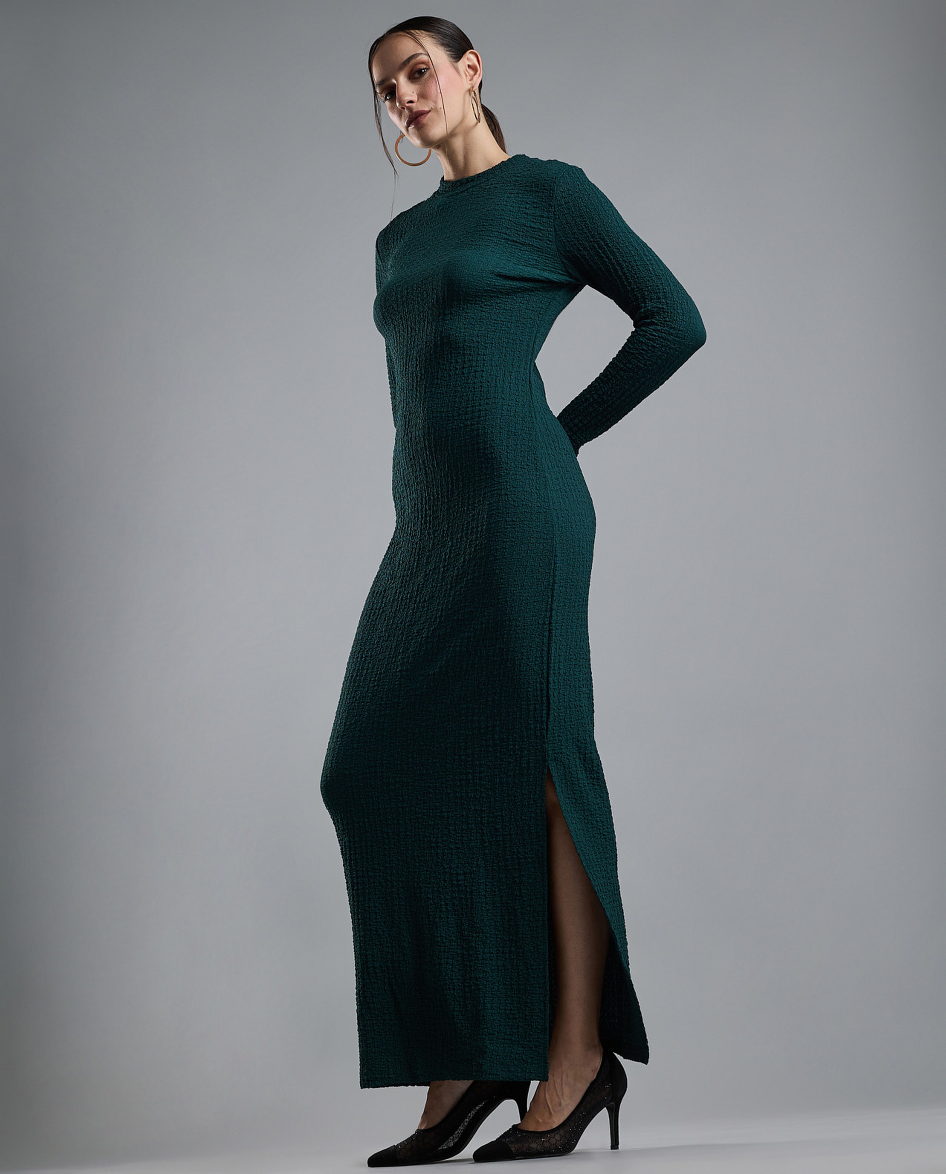 Solid Bodycon Dress with Crew Neck and Long Sleeves