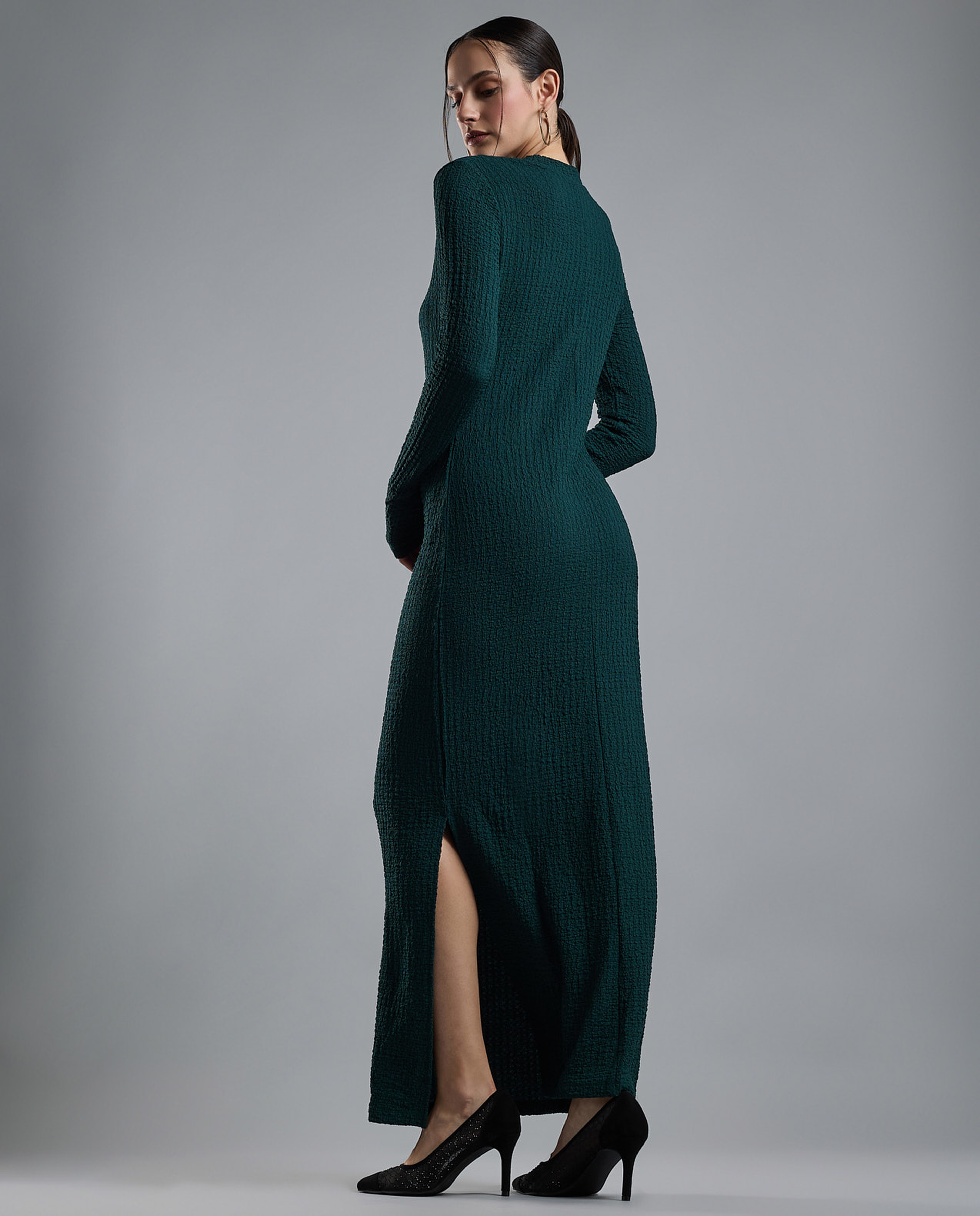Solid Bodycon Dress with Crew Neck and Long Sleeves