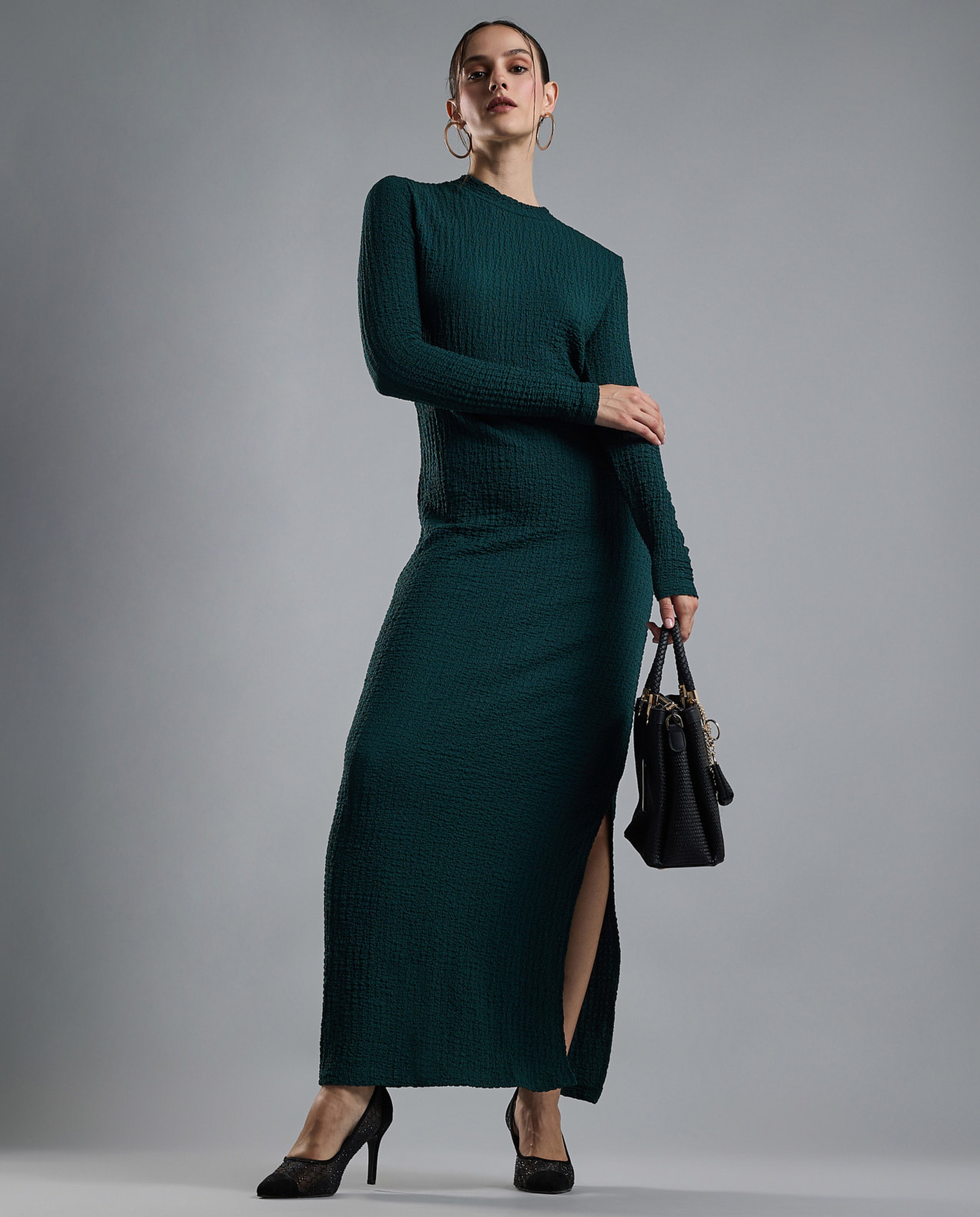 Solid Bodycon Dress with Crew Neck and Long Sleeves