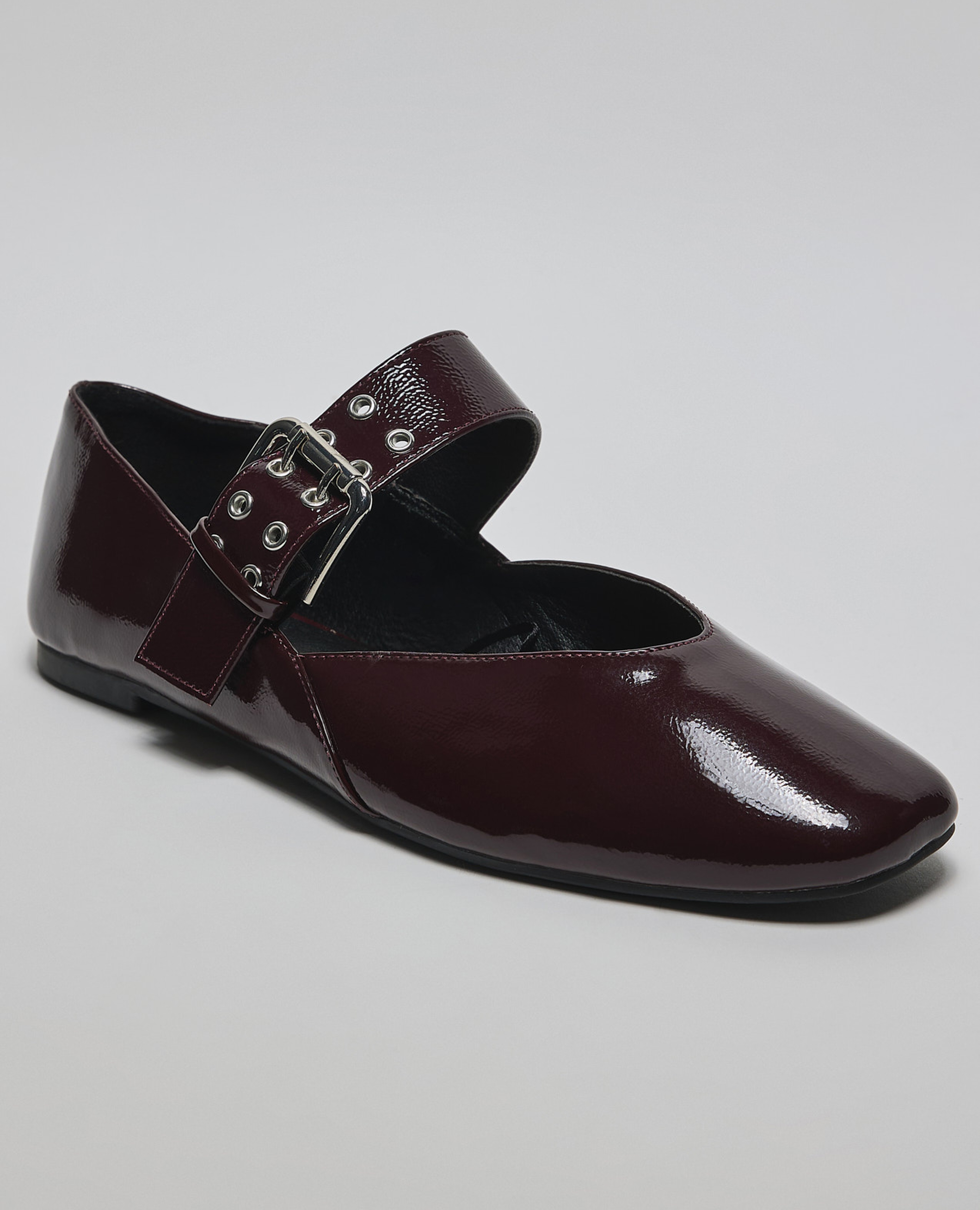 حذاء ماري جين لامع