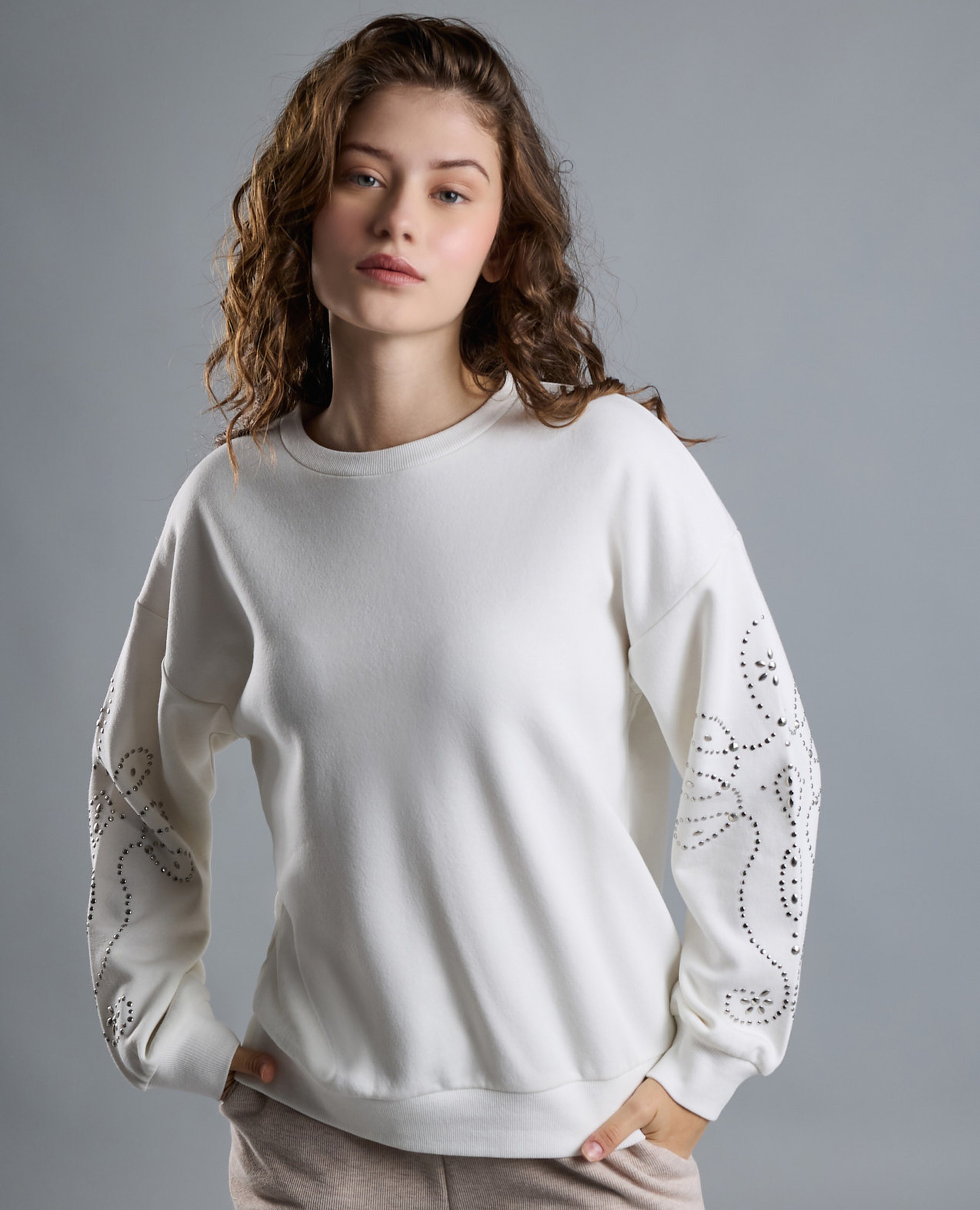 سويتشيرت بياقة دائرية وأكمام طويلة