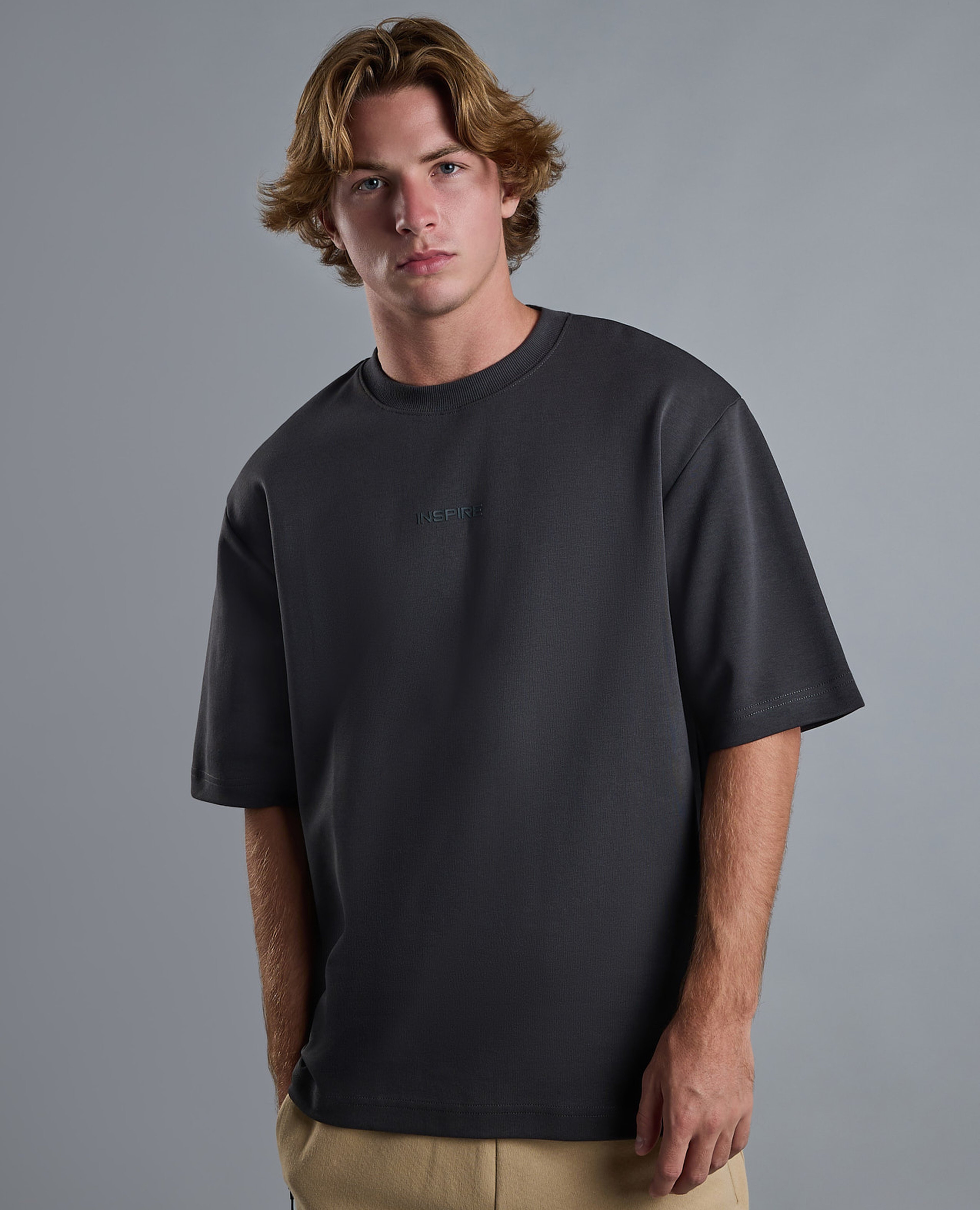 تيشيرت سادة برقبة دائرية وأكمام قصيرة