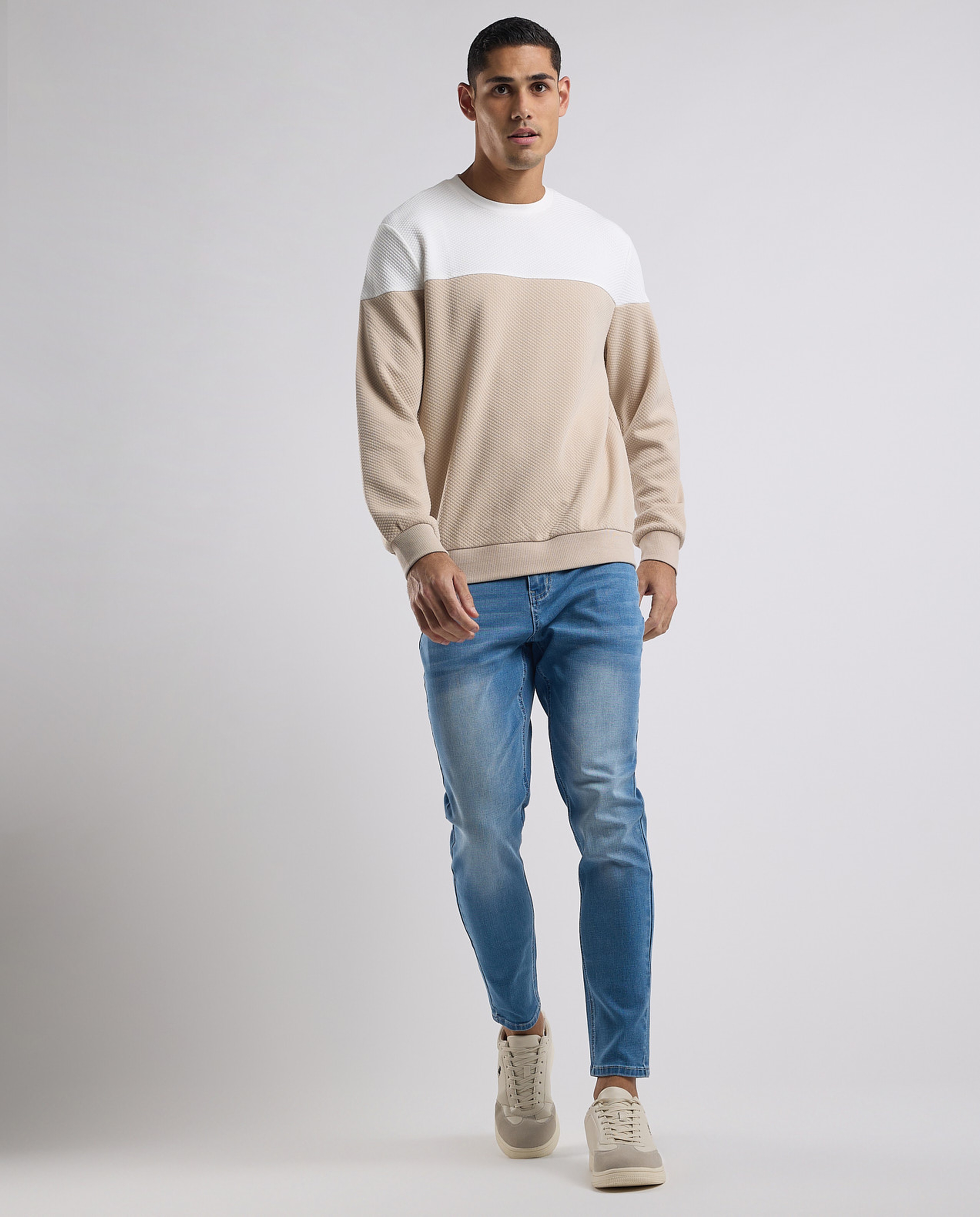 Color Block Sweatshirt with Crew Neck and Long Sleeves