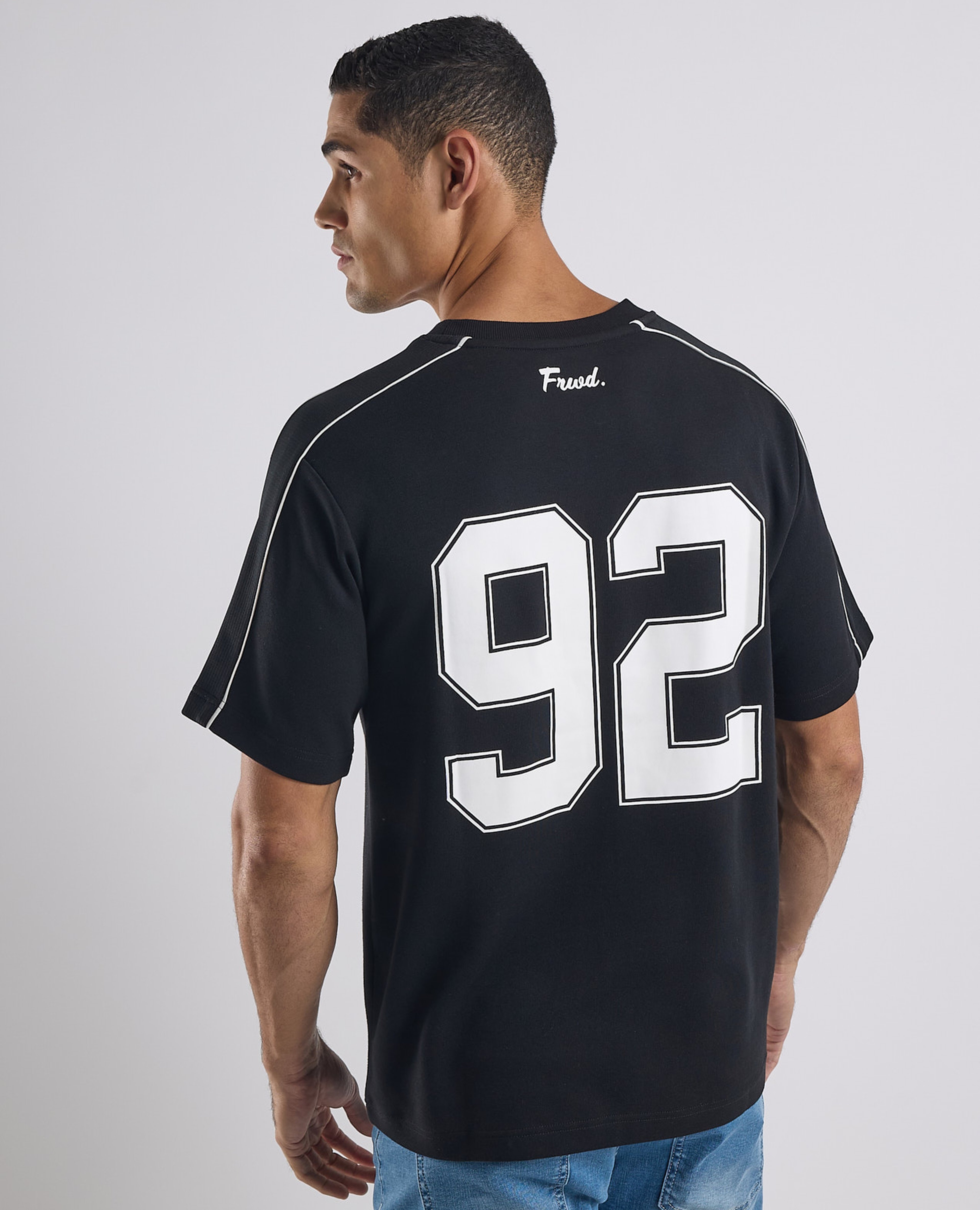 تيشيرت بطبعة بياقة مستديرة وأكمام قصيرة