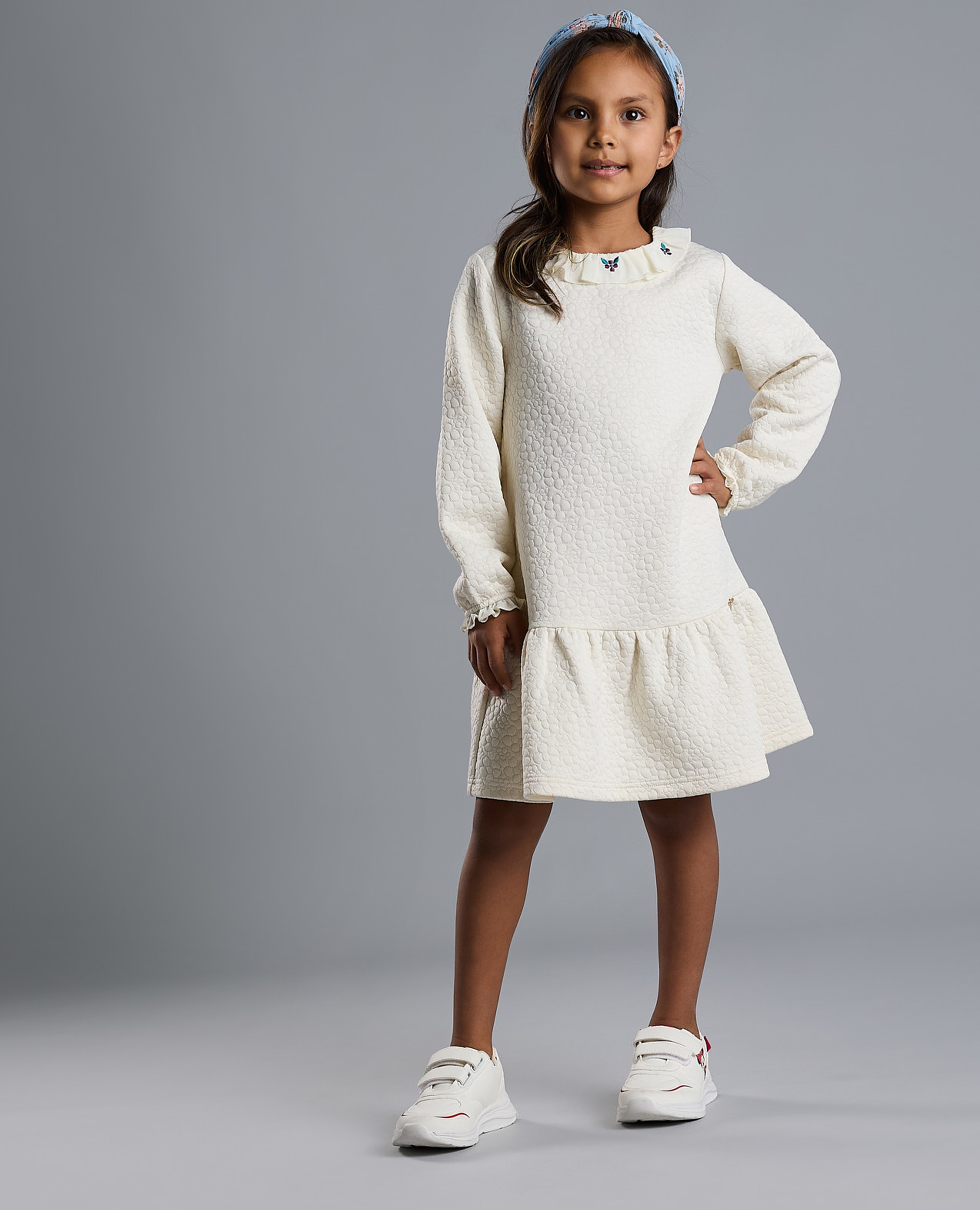 فستان بحاشية مزمومة وأكمام طويلة