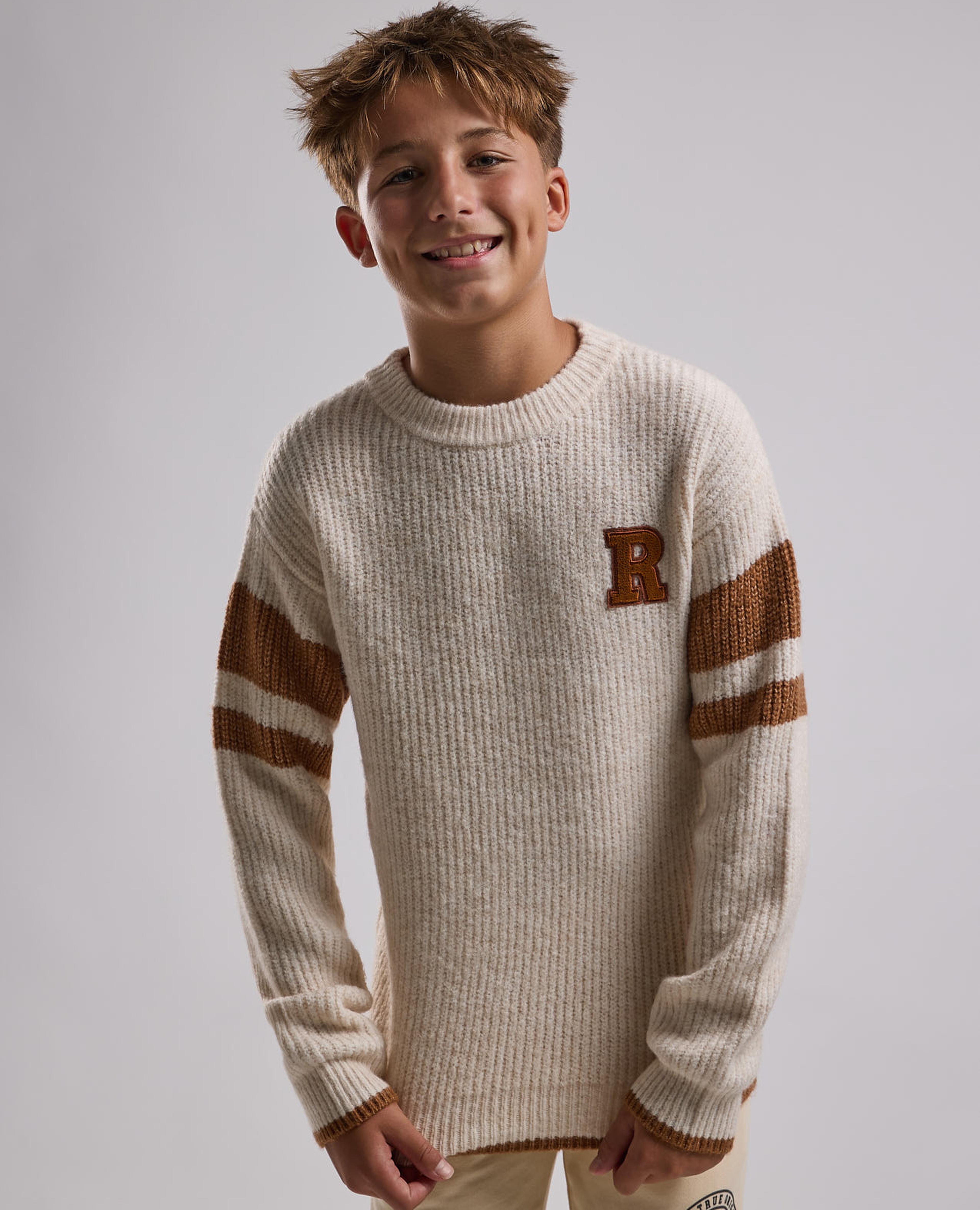 سويتر مخطط برقبة دائرية وأكمام طويلة