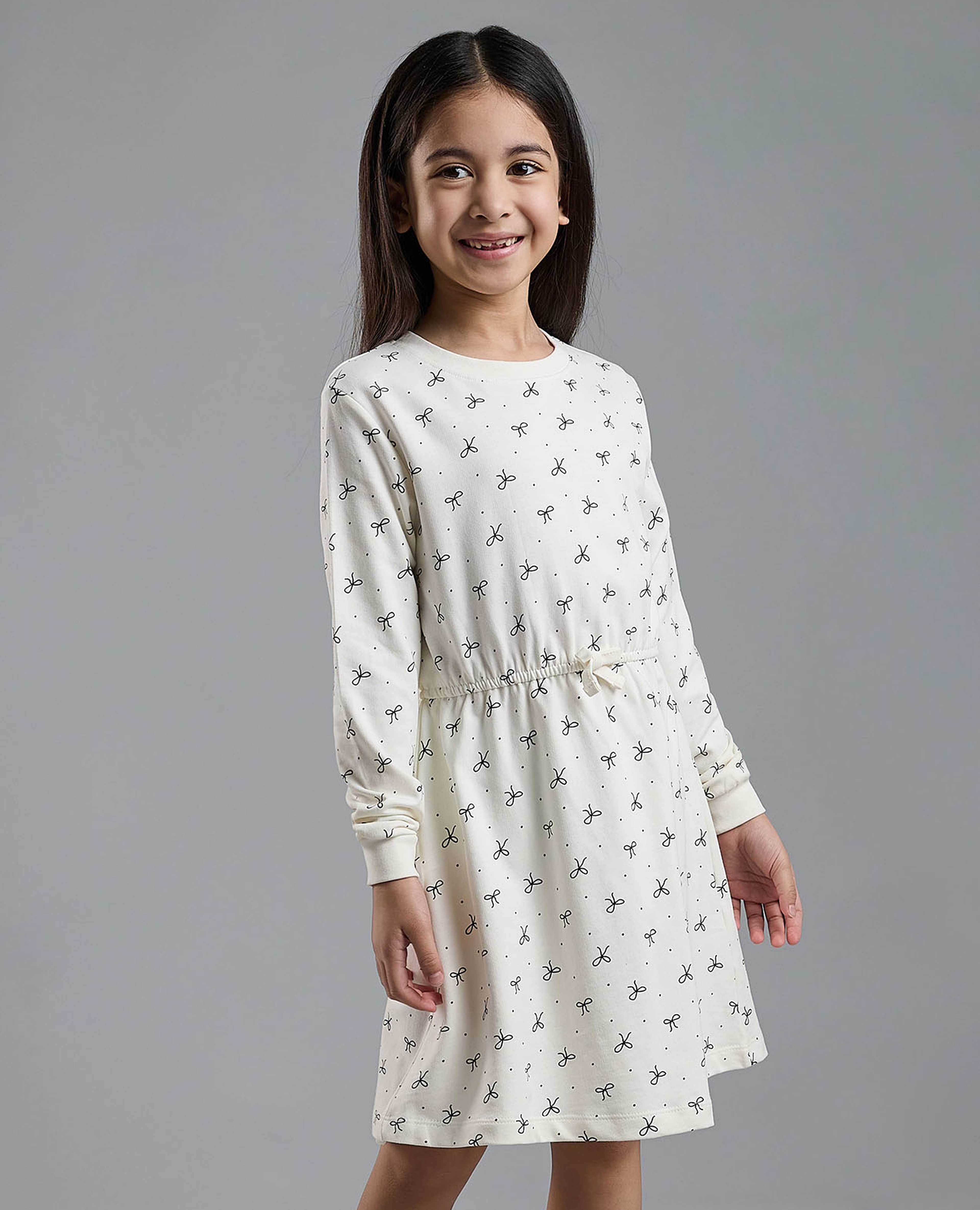 فستان منسوج بياقة مستديرة وكم طويل وطبعة