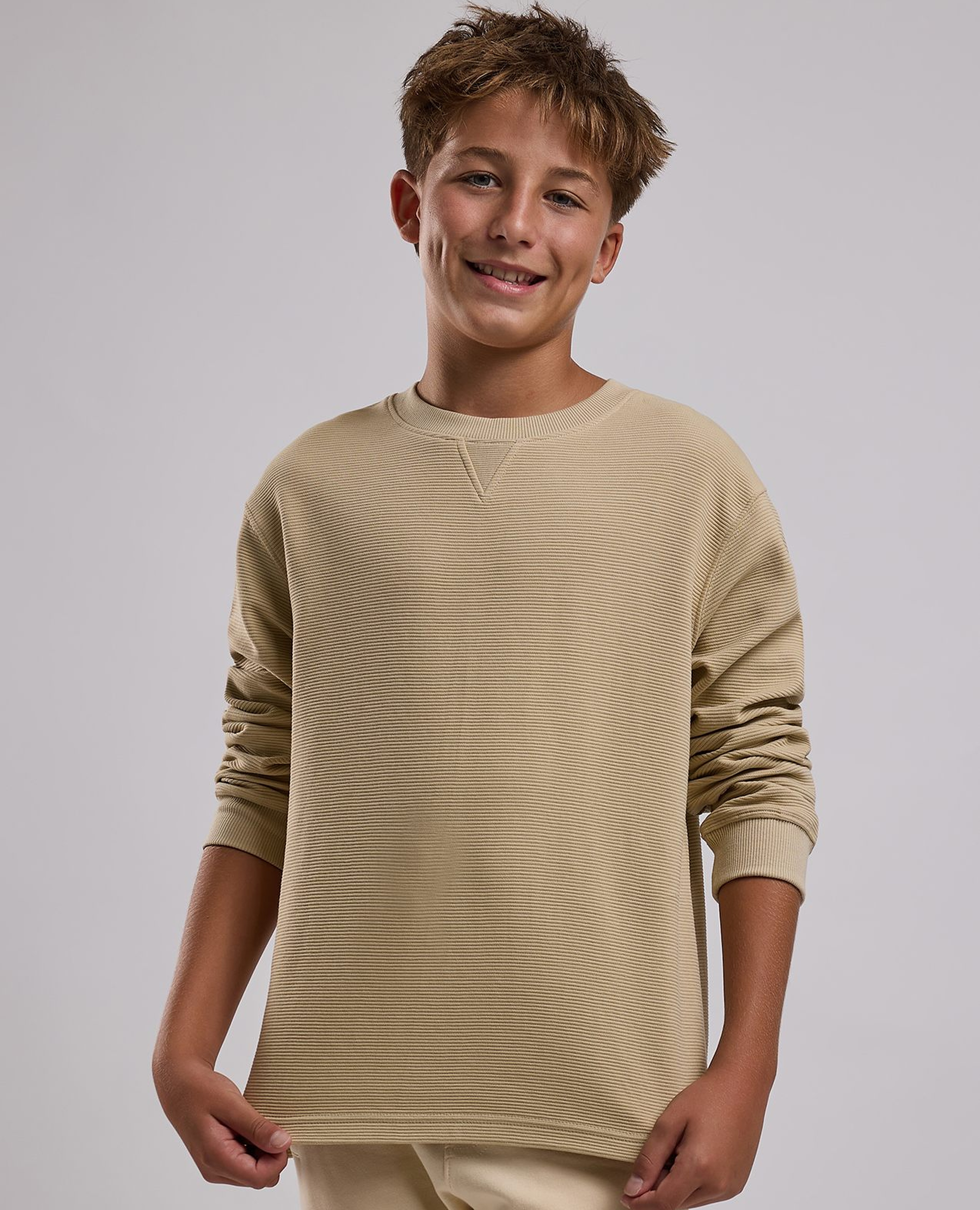 سويتشيرت برقبة مستديرة وبكم طويل