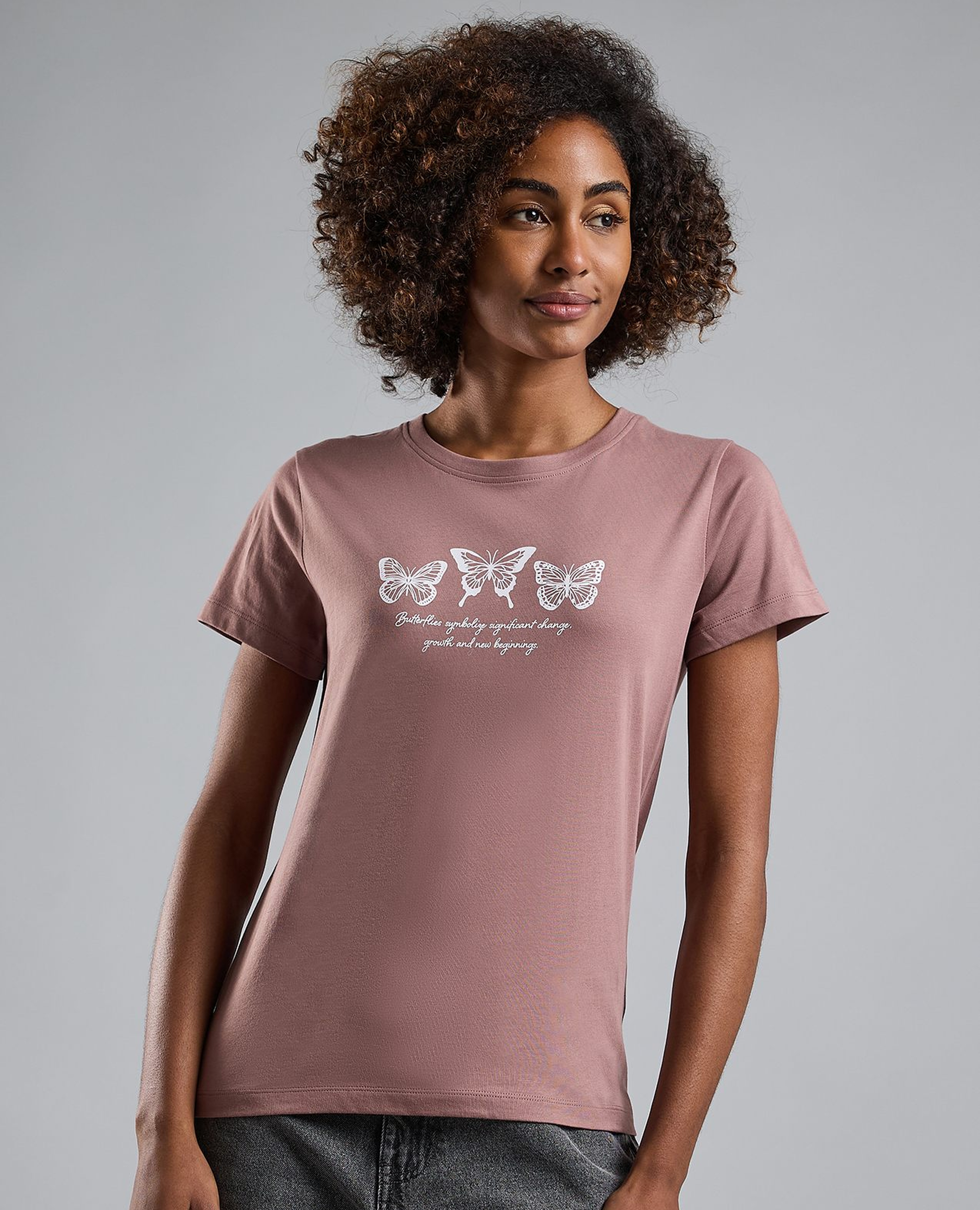 تيشيرت برقبة مستديرة وبكم قصير وطبعة