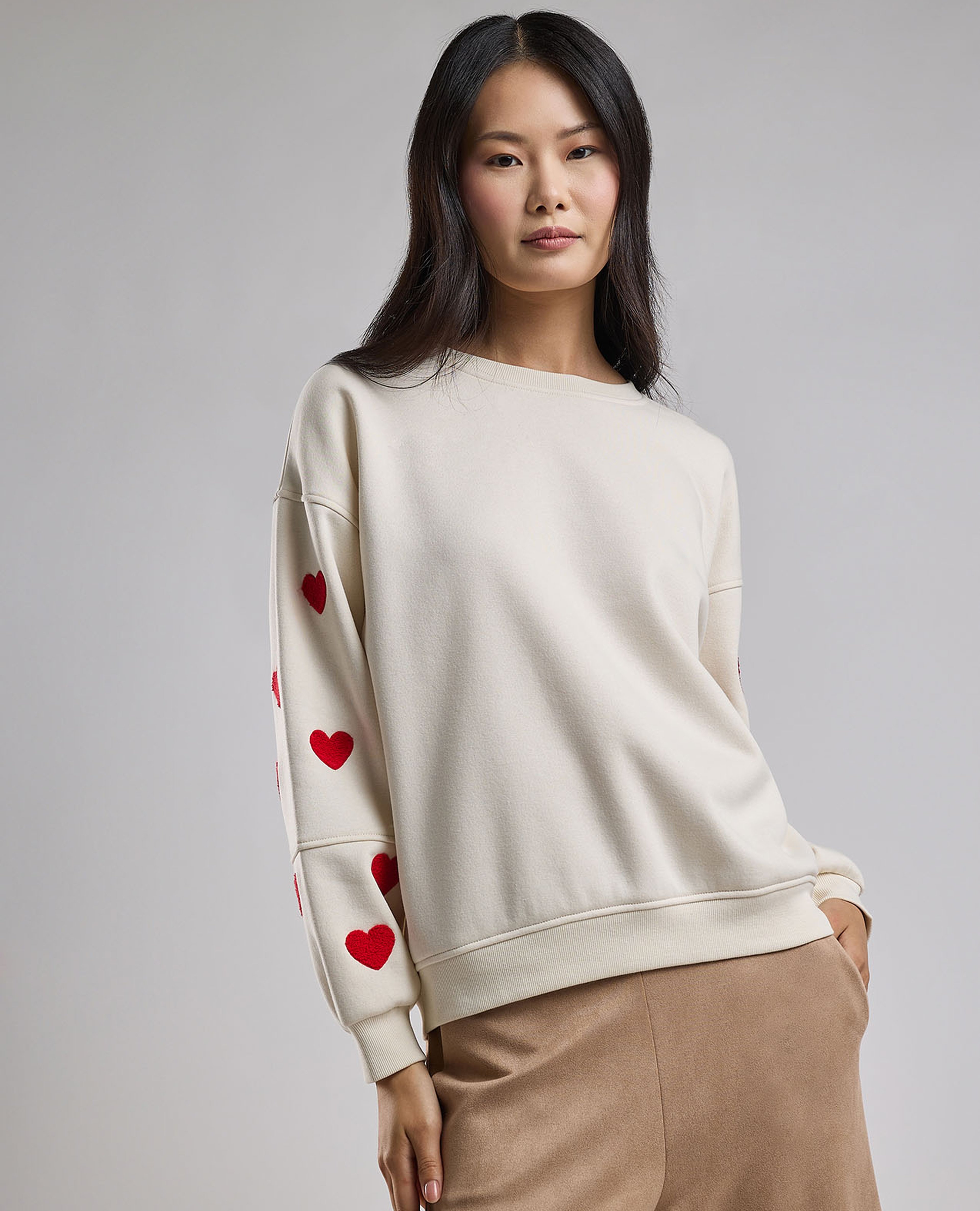 سويتشيرت مطرز برقبة مستديرة وبكم طويل