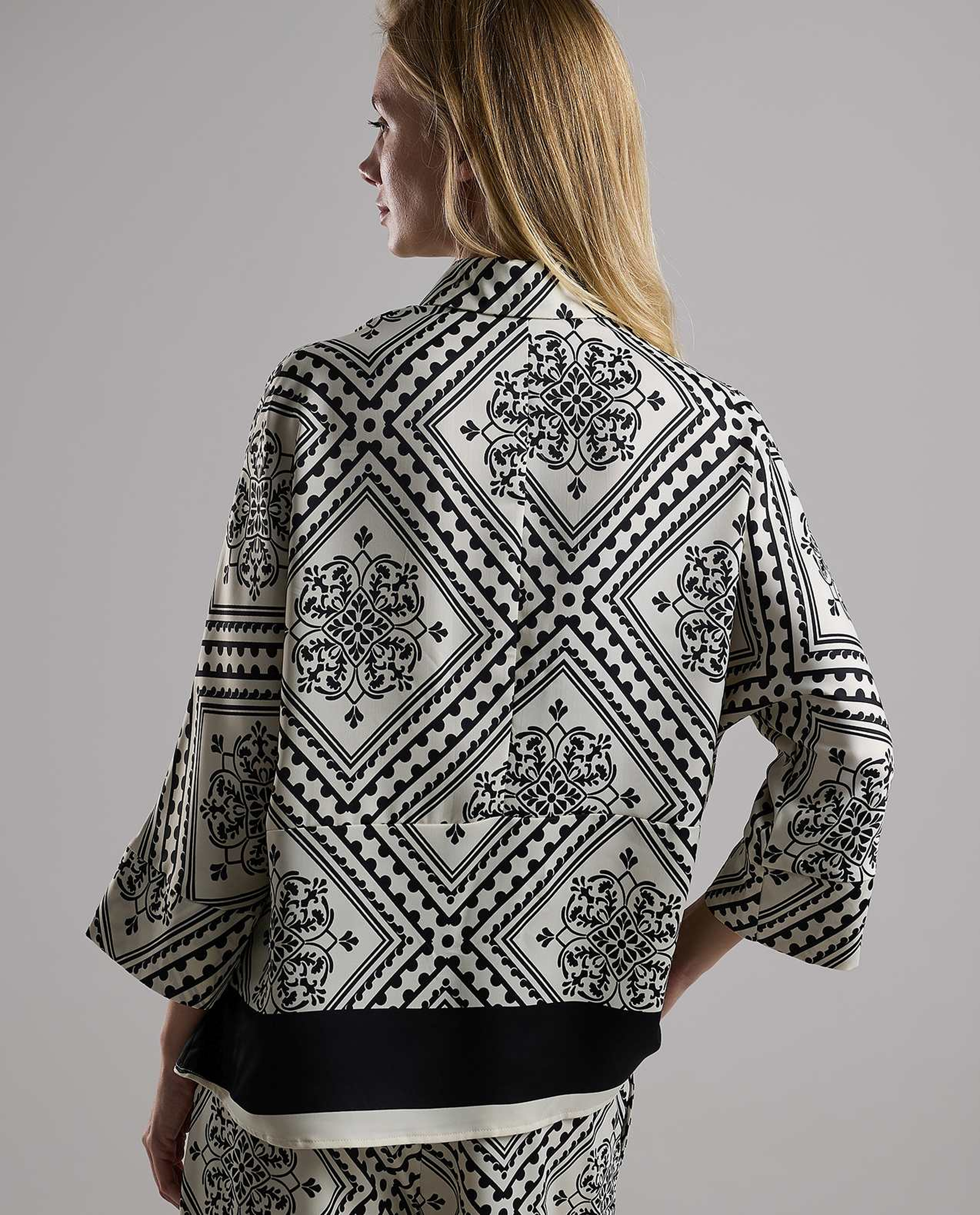Patterned Shirt with Classic Collar and Long Sleeves