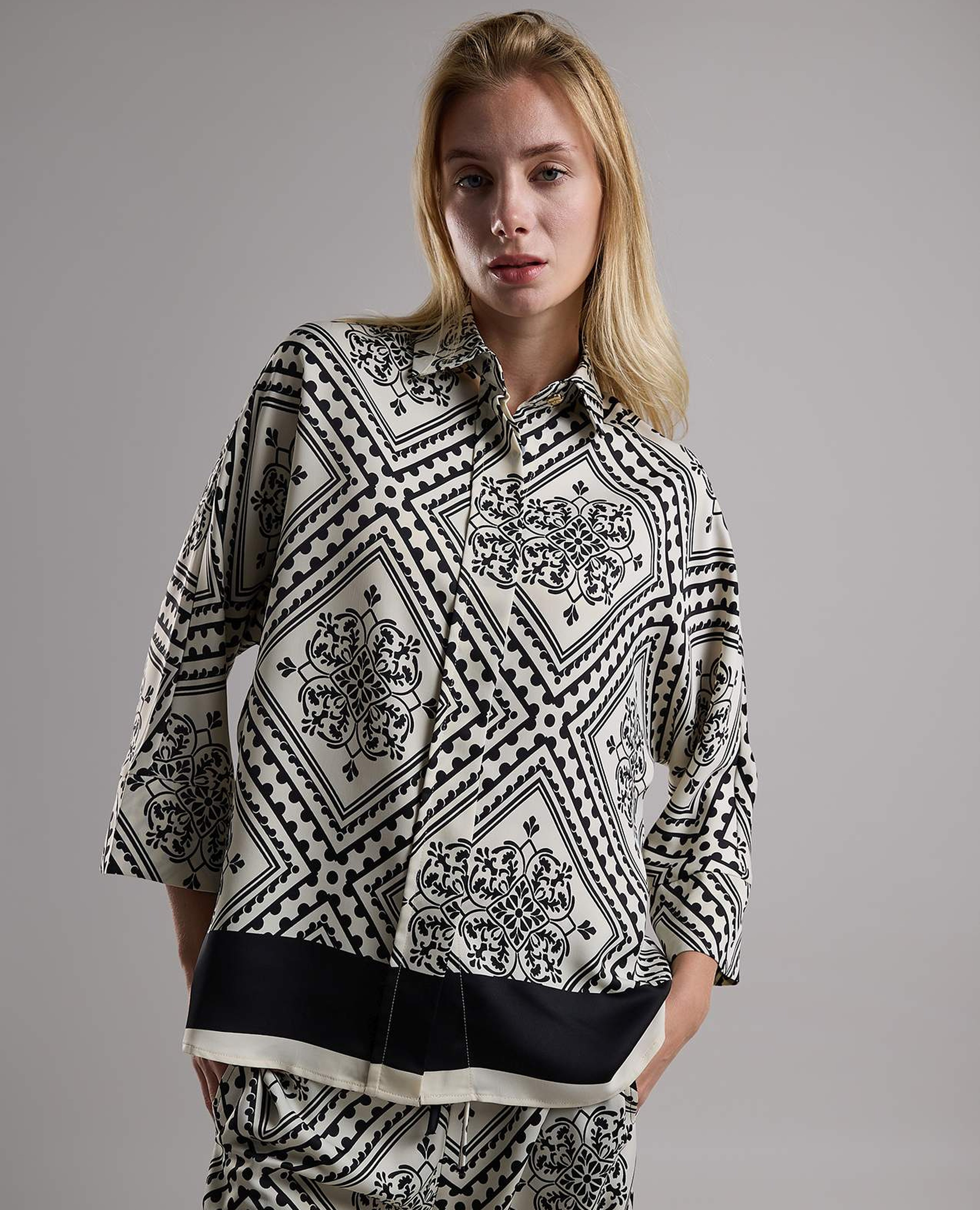 قميص بياقة كلاسيكية وبكم طويل