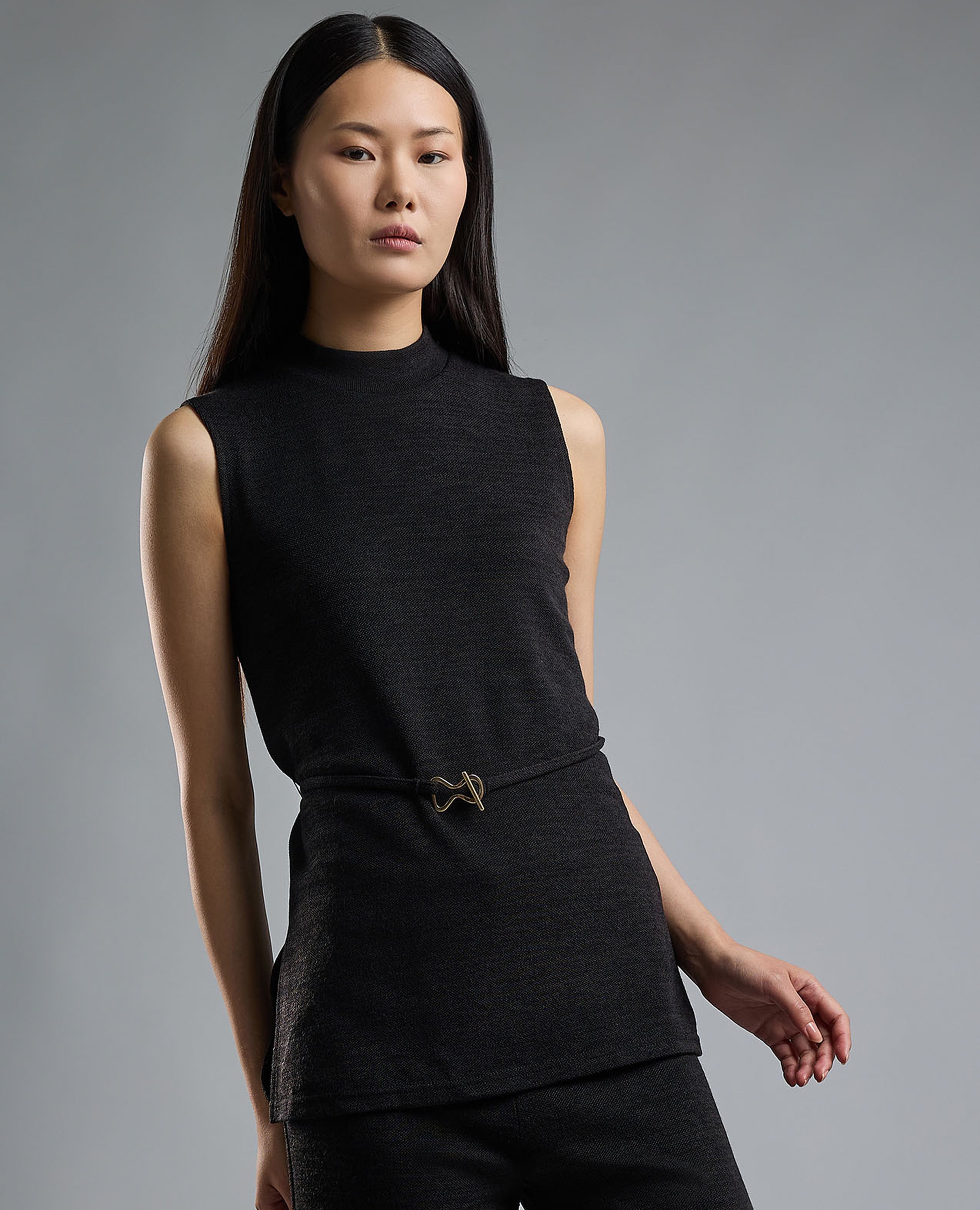 توب محبوك بدون كم بياقة عالية