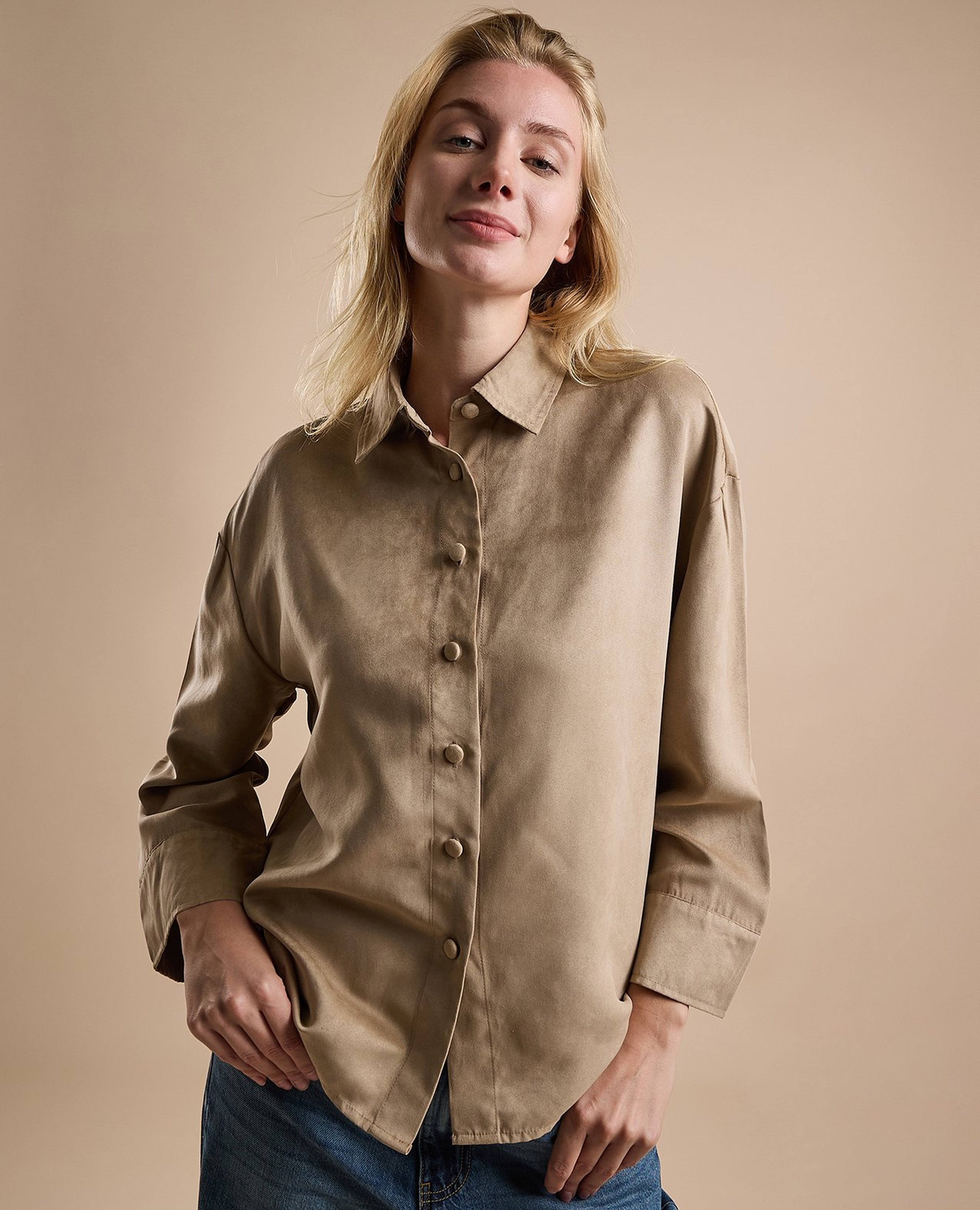 قميص سادة بياقة كلاسيكية وبكم طويل