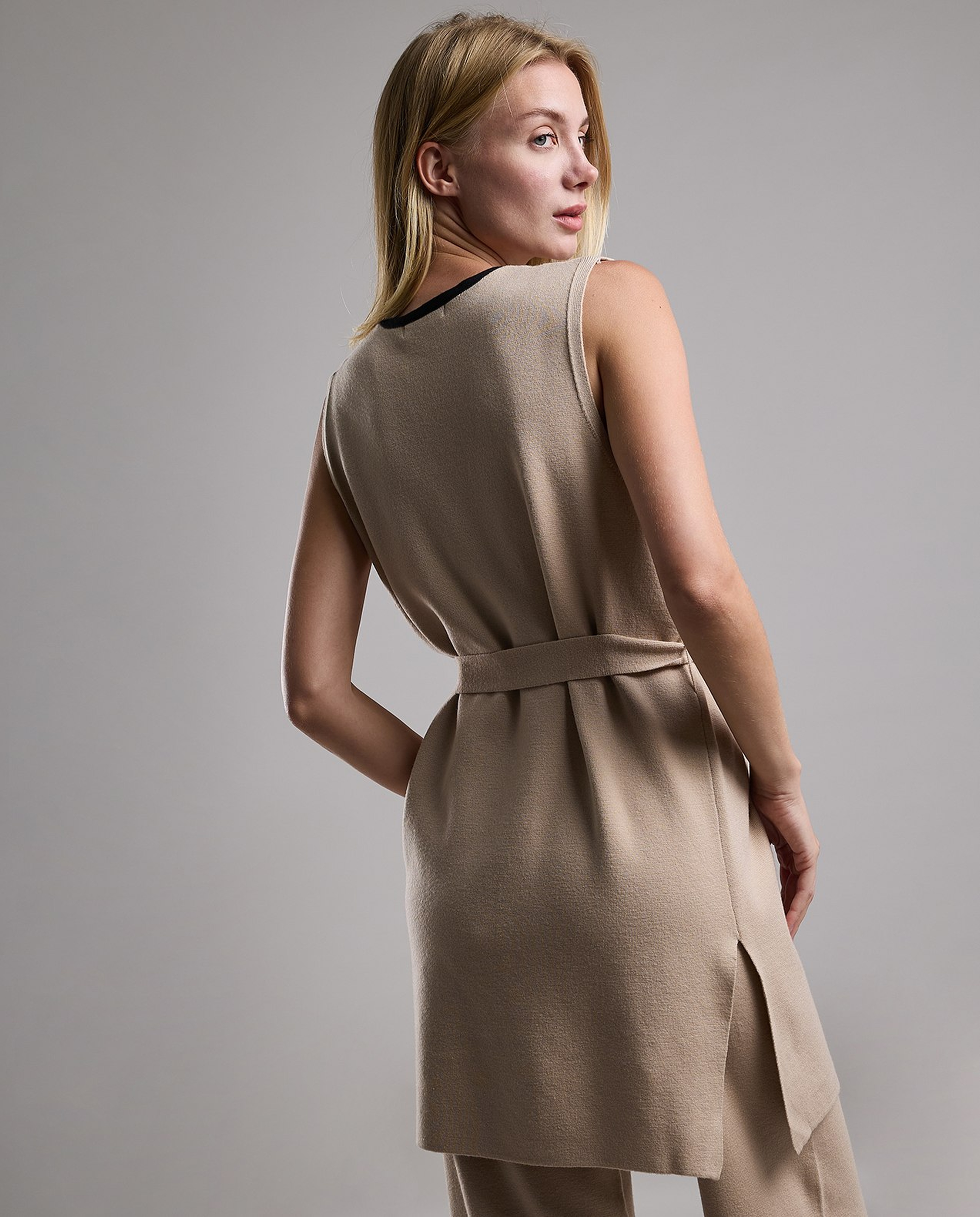 Contrast Trim Sleeveless Shrug