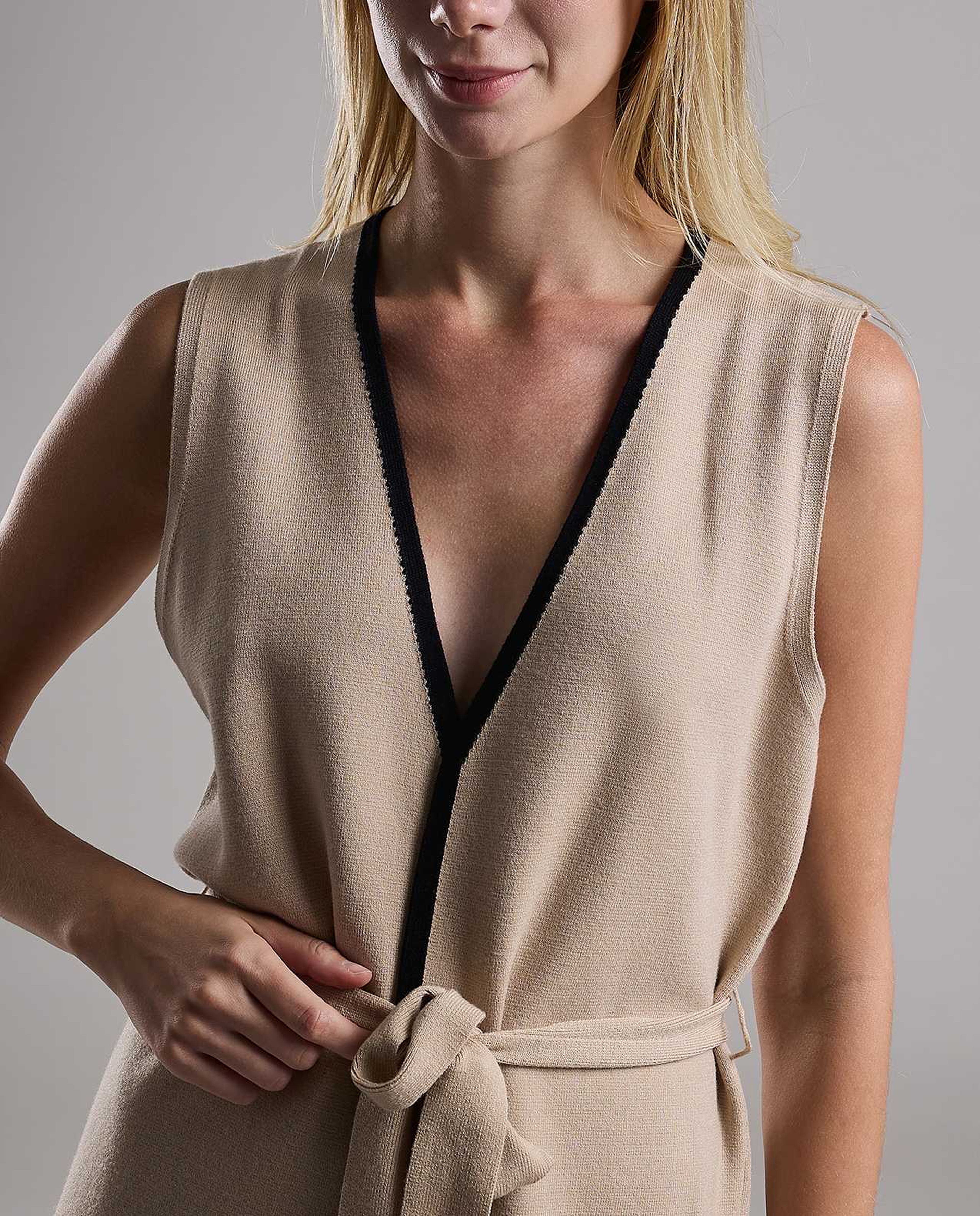 Contrast Trim Sleeveless Shrug