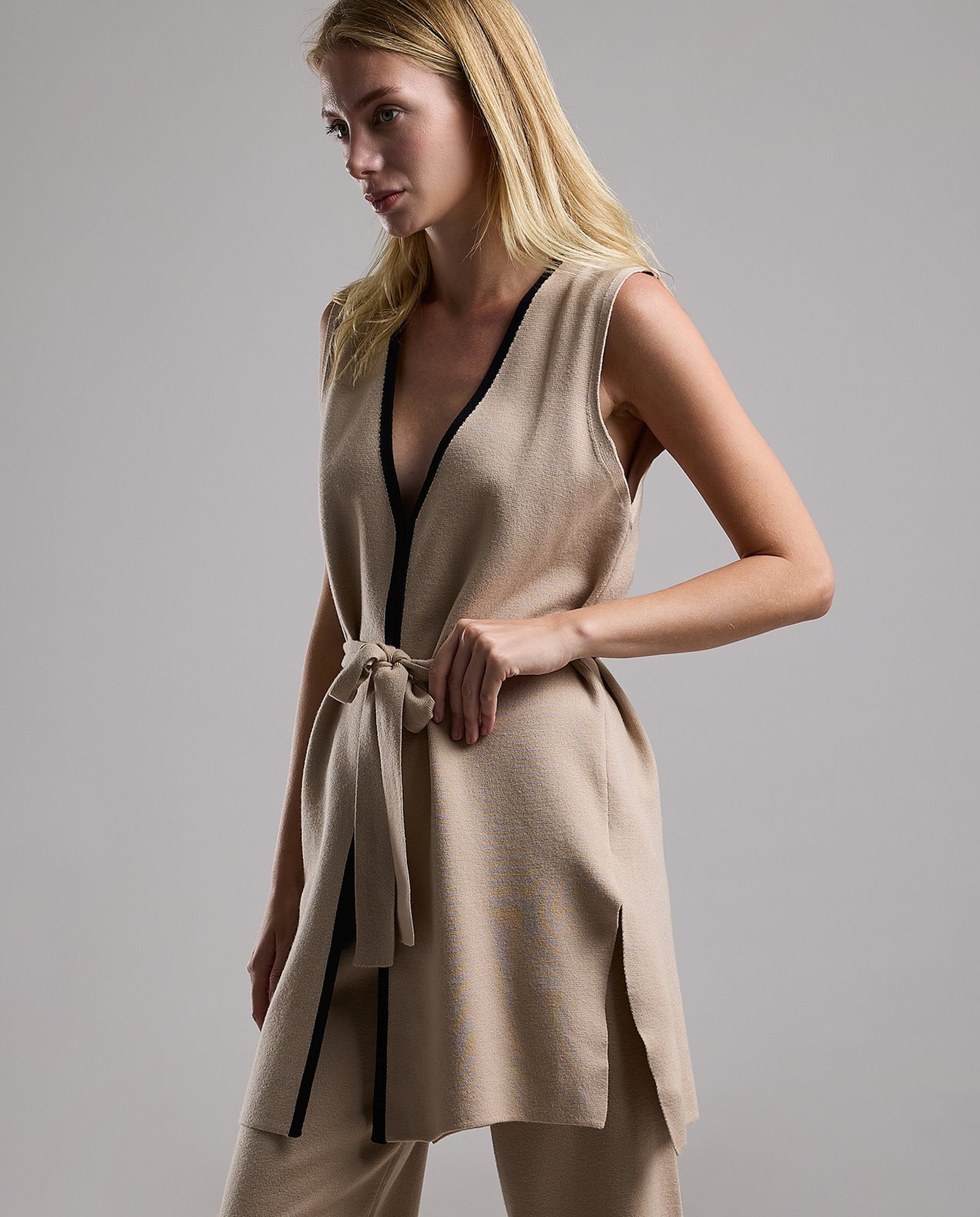 Contrast Trim Sleeveless Shrug