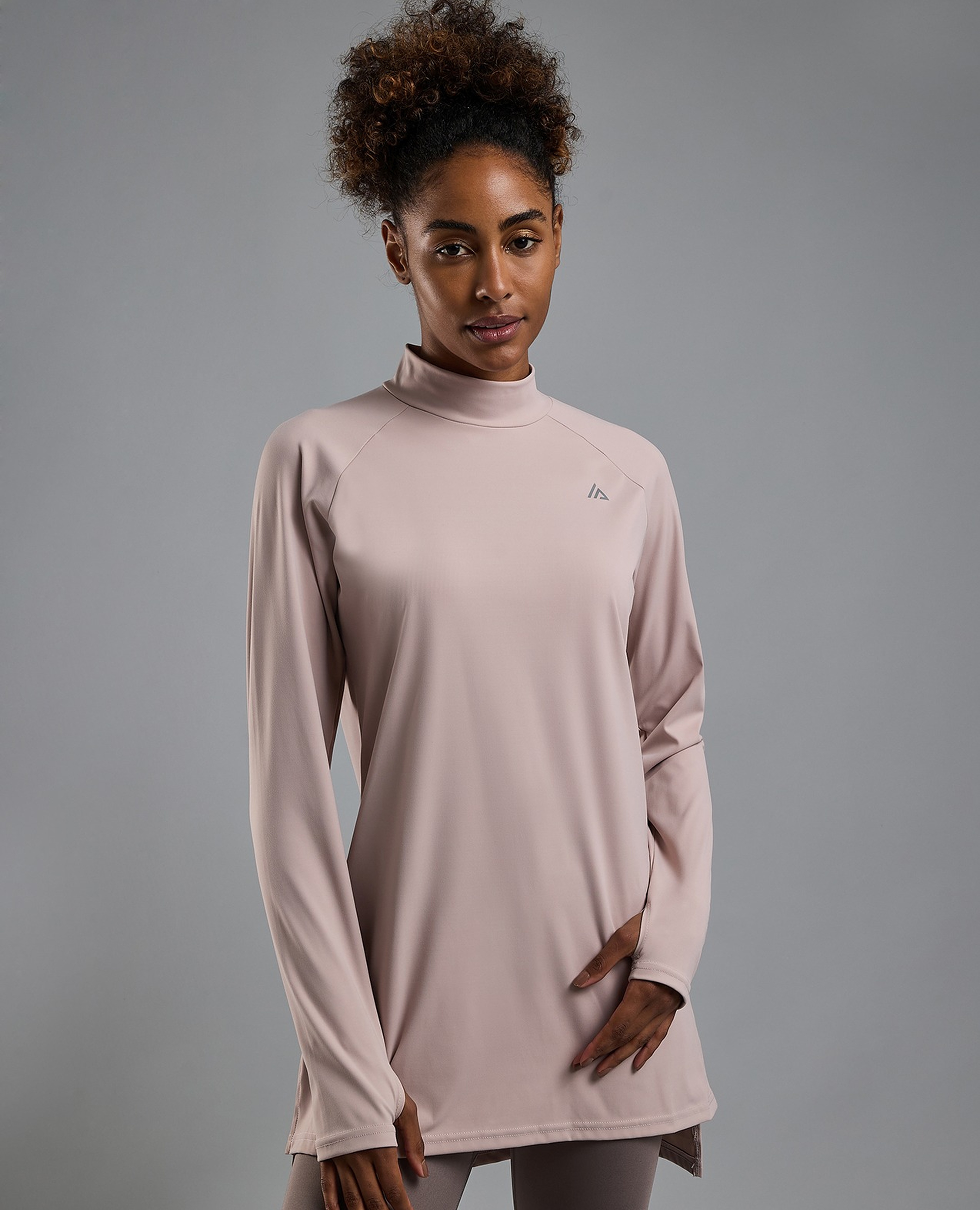 توب رياضة برقبة مستديرة وبكم طويل