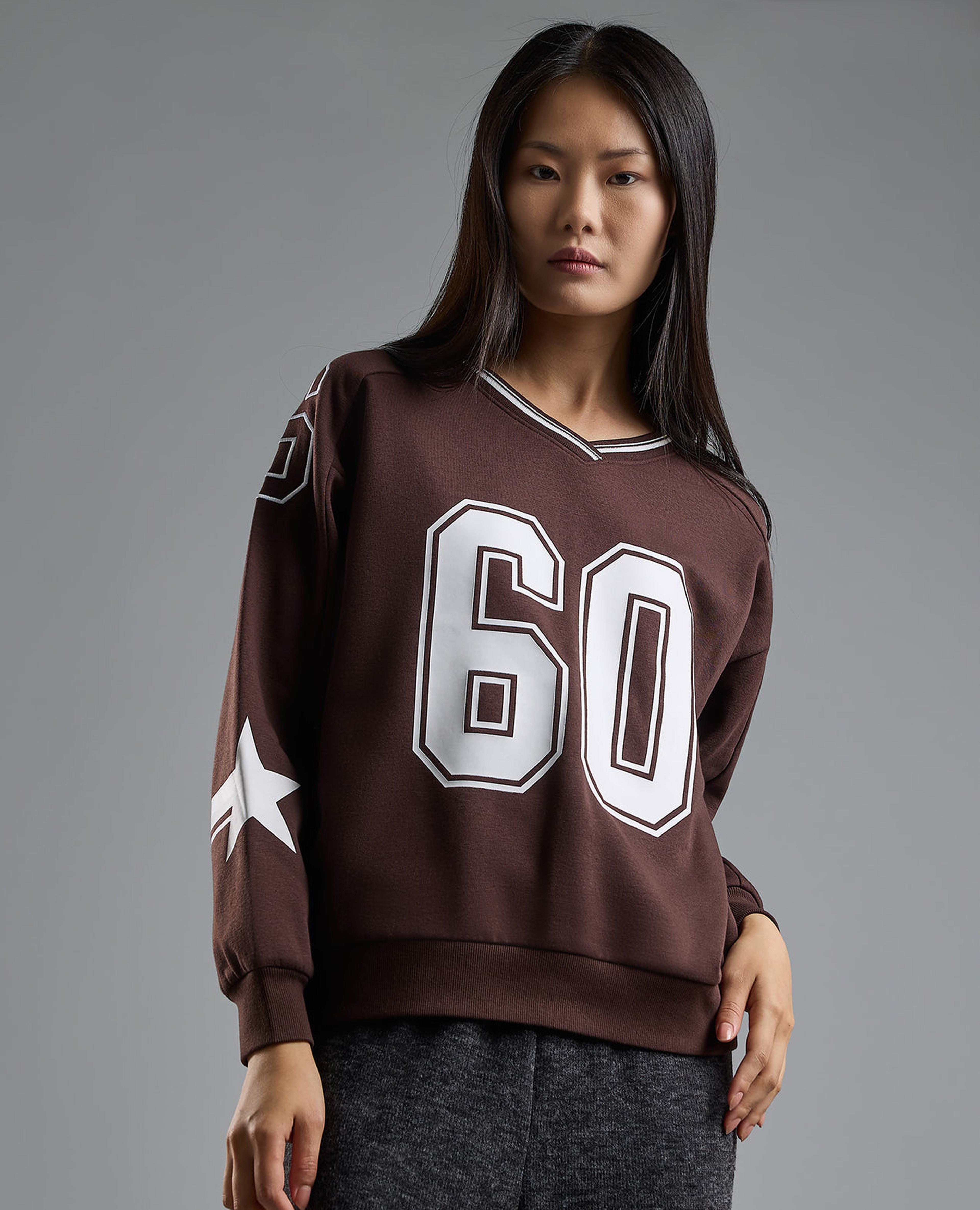 سويتشيرت برقبة V وبكم طويل