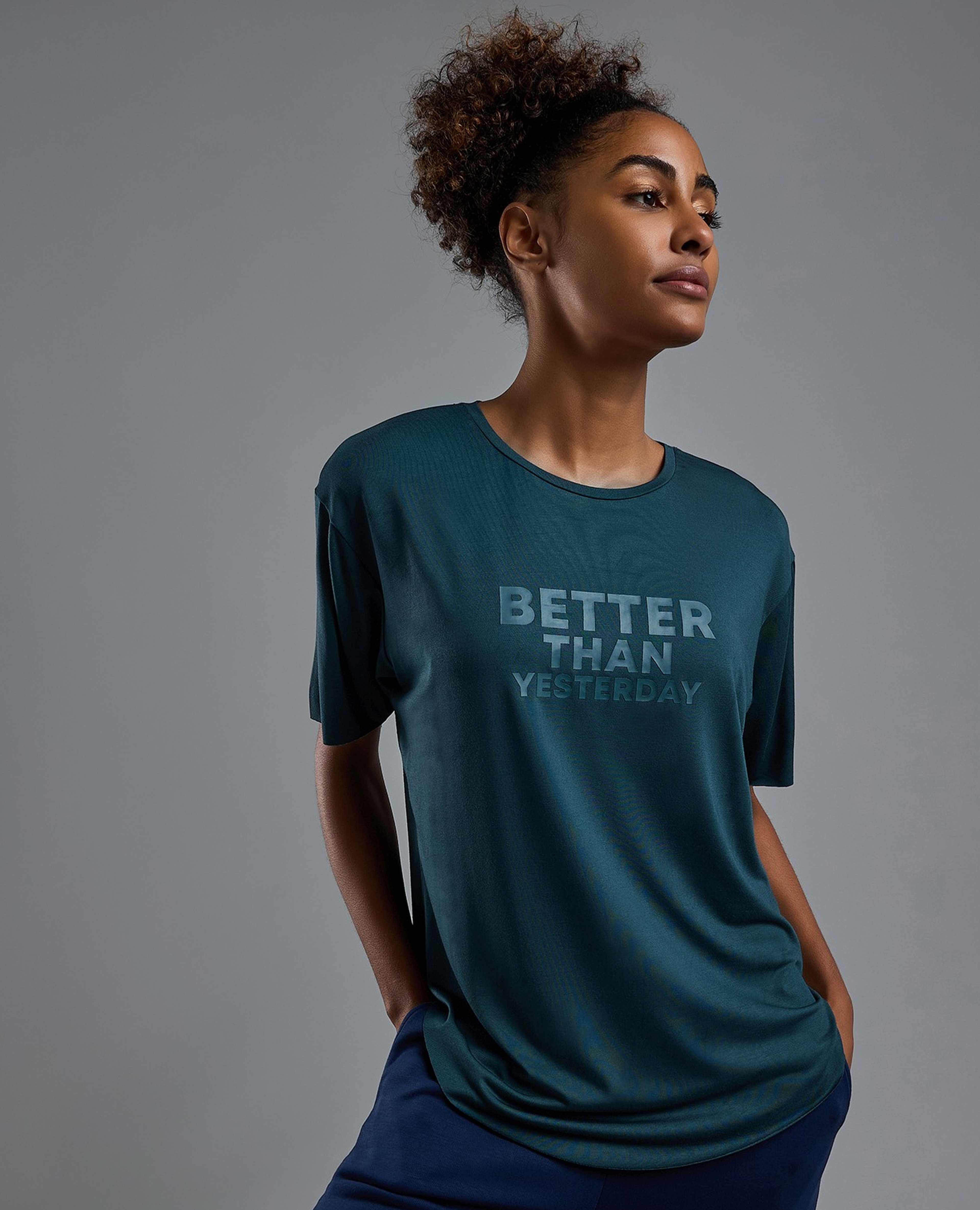 تيشيرت رياضة برقبة مستديرة وبكم قصير