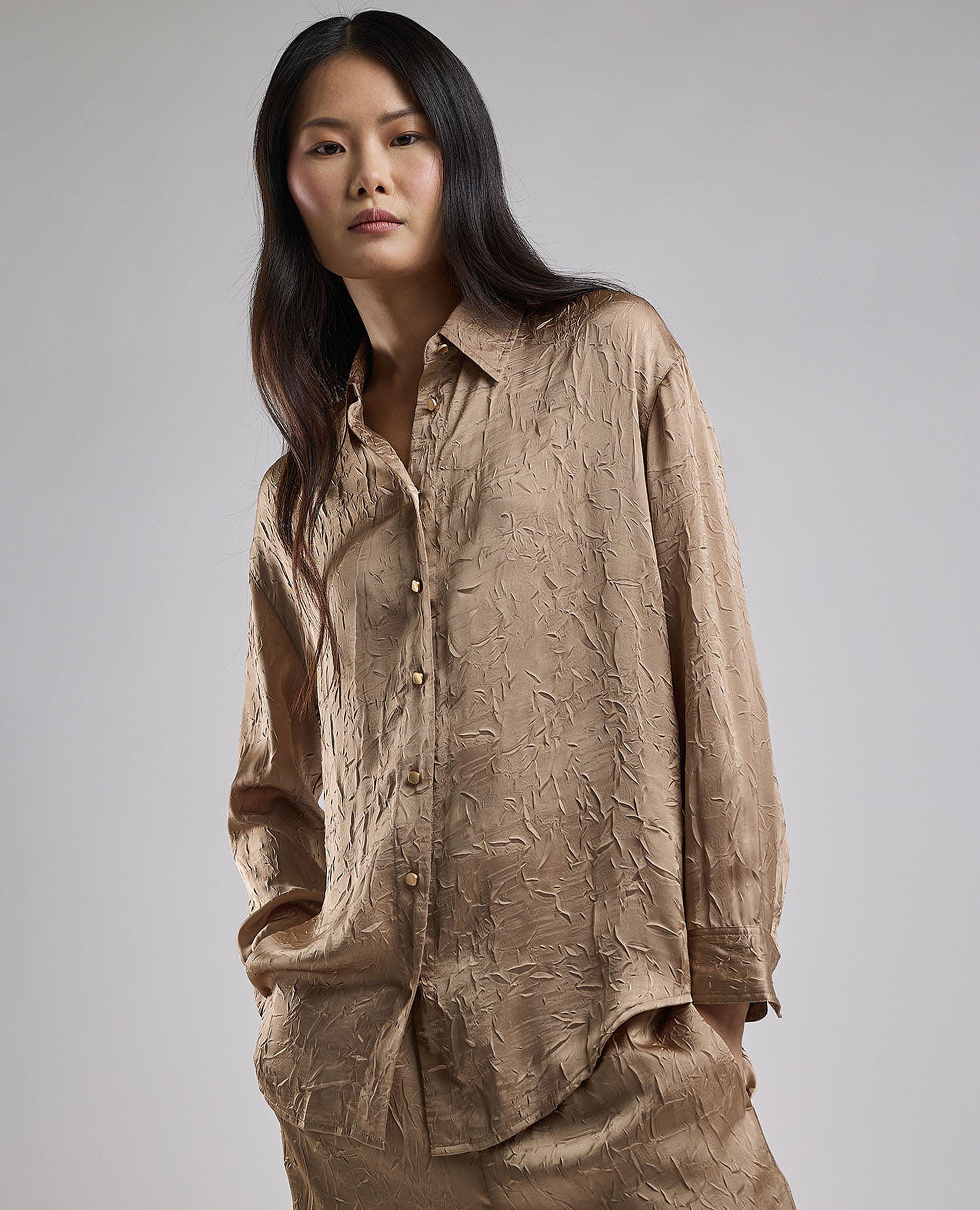 قميص بياقة كلاسيكية وبكم طويل